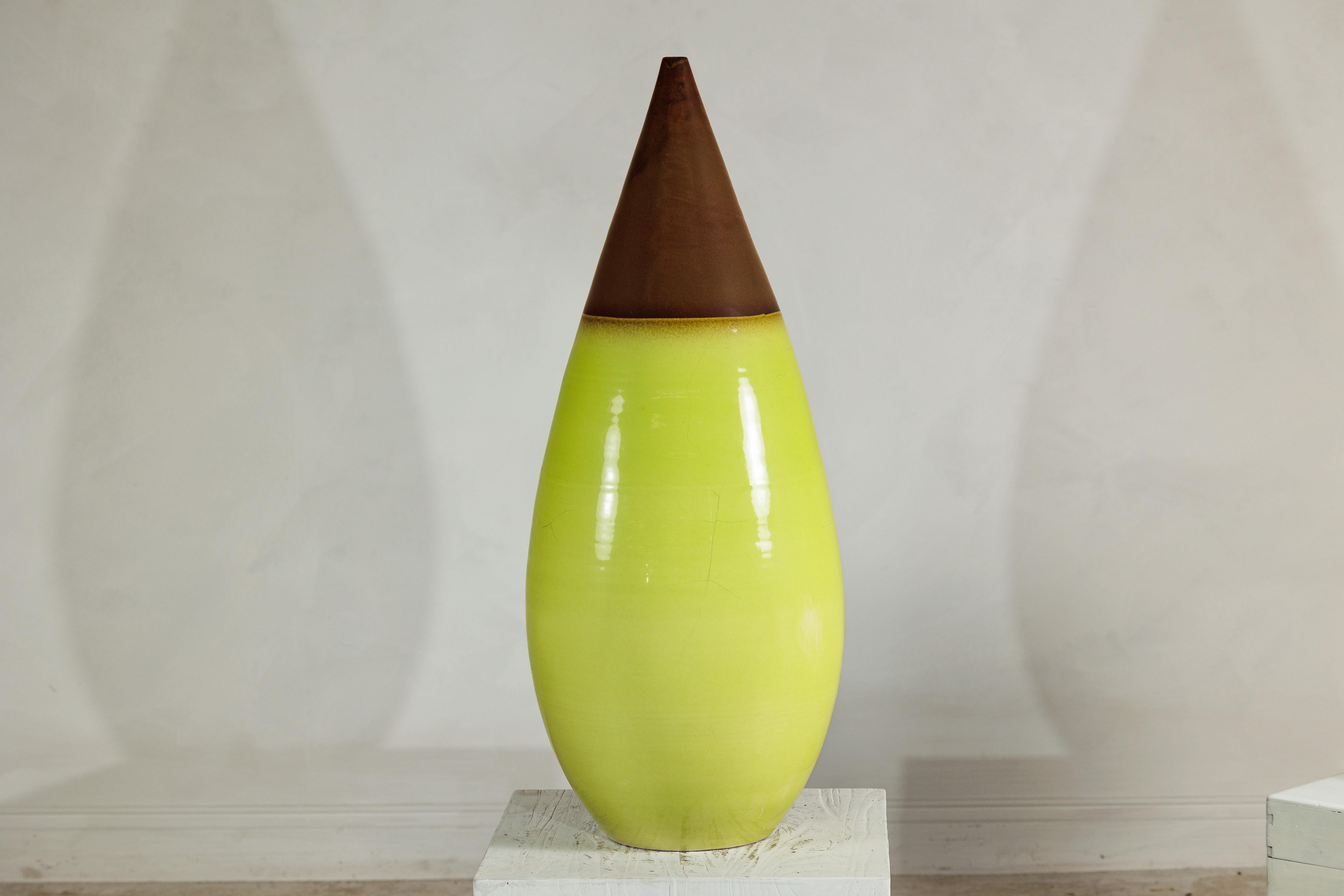 Grande vaso in ceramica artigianale giallo e marrone con forma affusolata a goccia in vendita 4