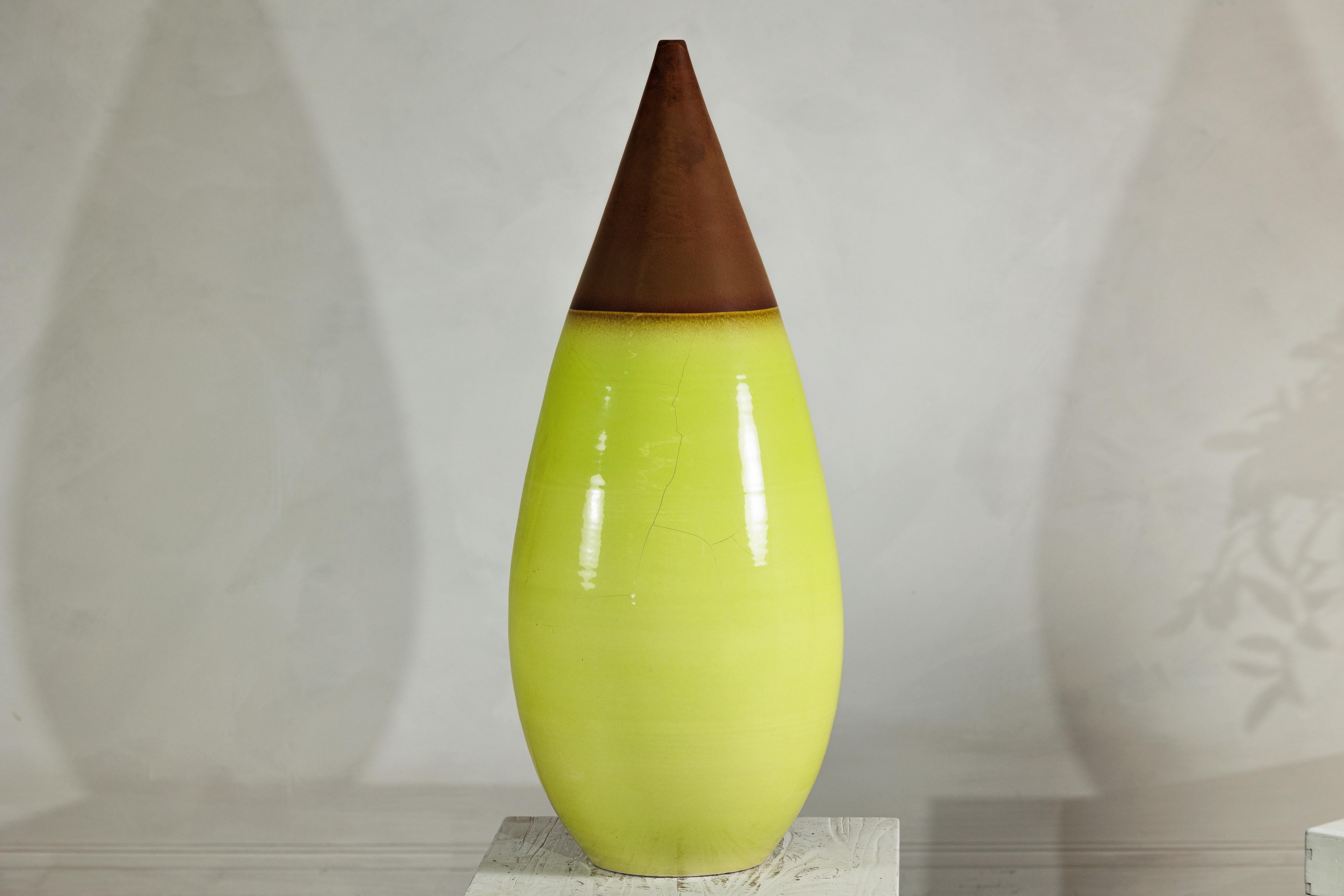 Grande vaso in ceramica artigianale giallo e marrone con forma affusolata a goccia in vendita 5