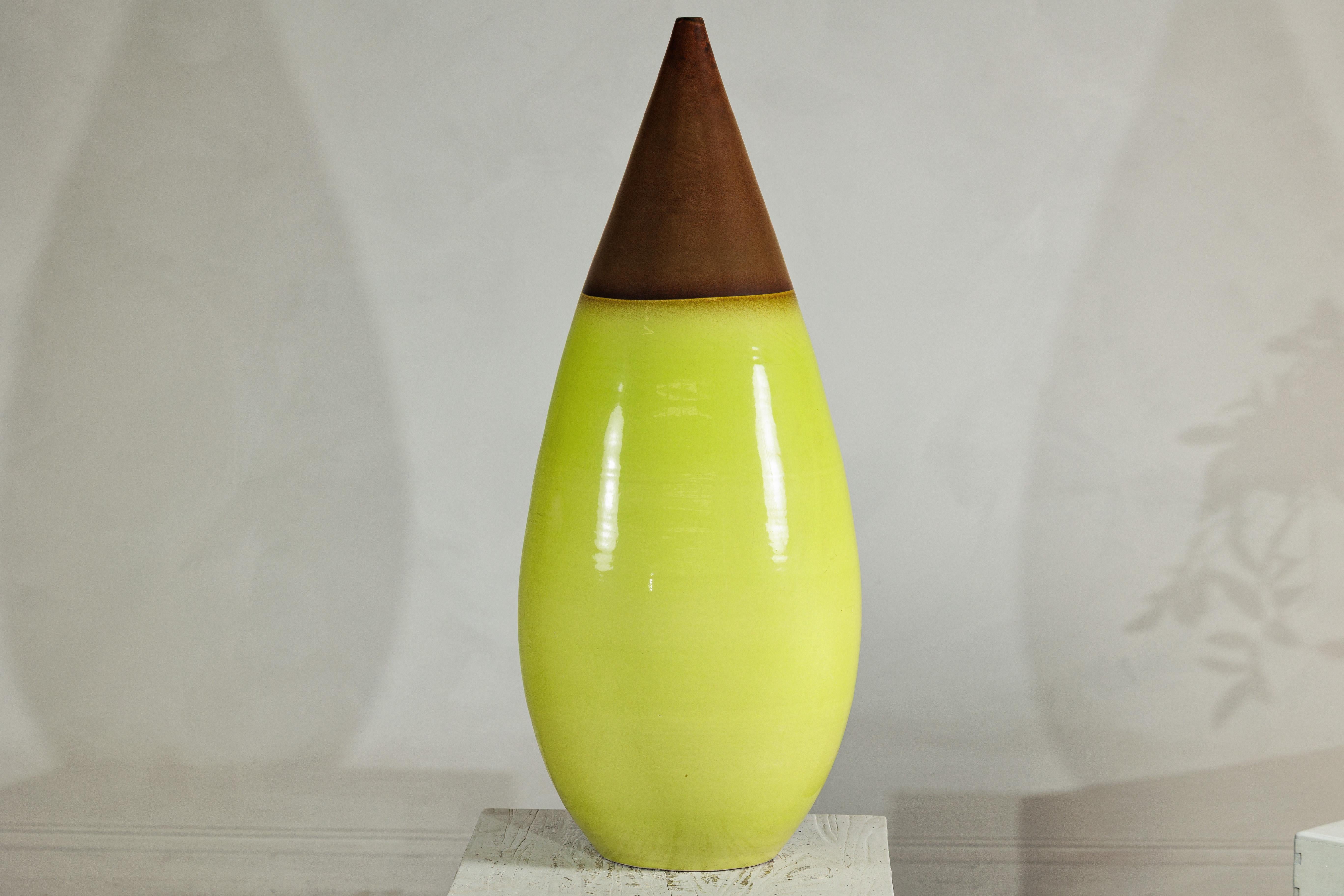 Grande vaso in ceramica artigianale giallo e marrone con forma affusolata a goccia in vendita 6