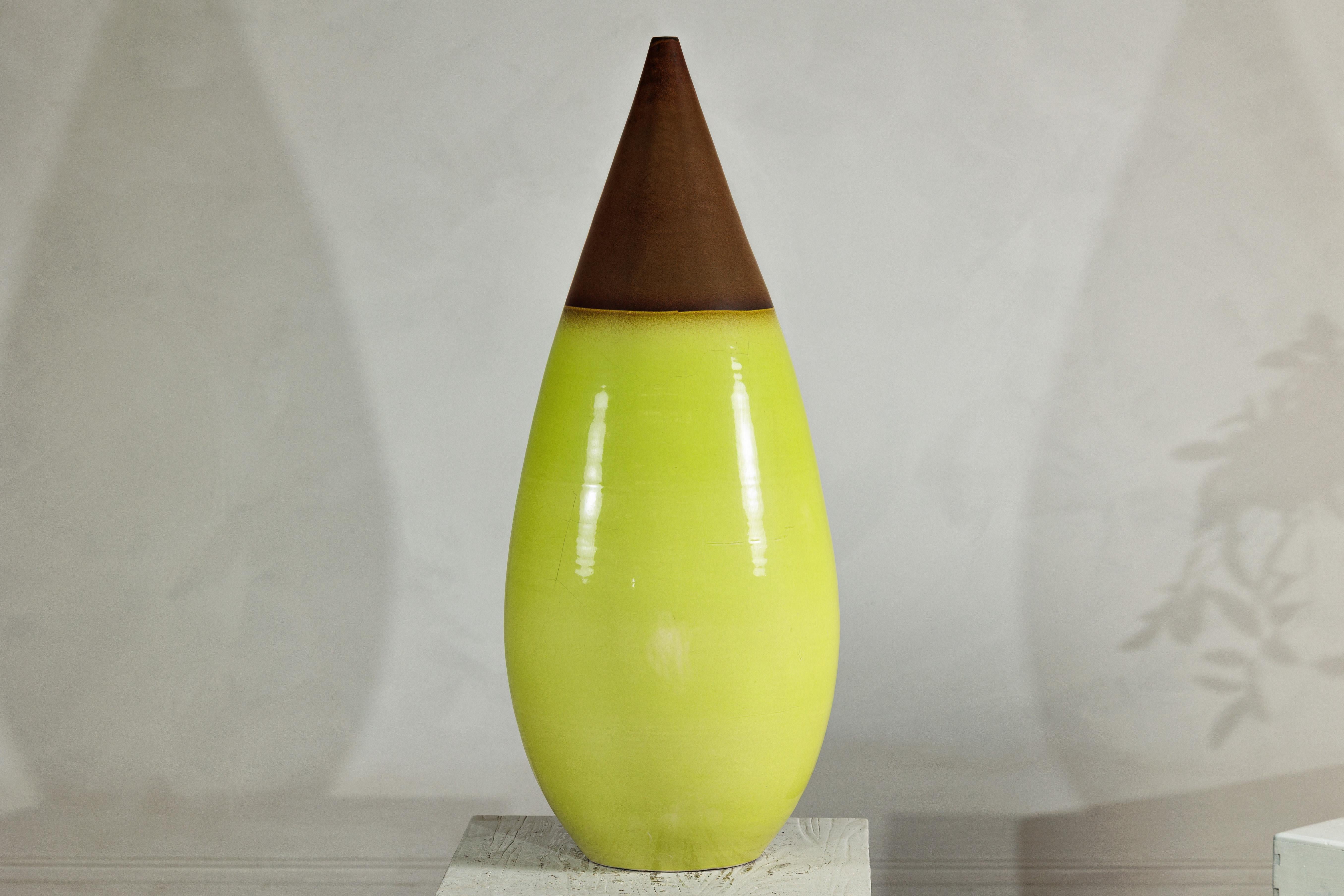 Grande vaso in ceramica artigianale giallo e marrone con forma affusolata a goccia in vendita 7