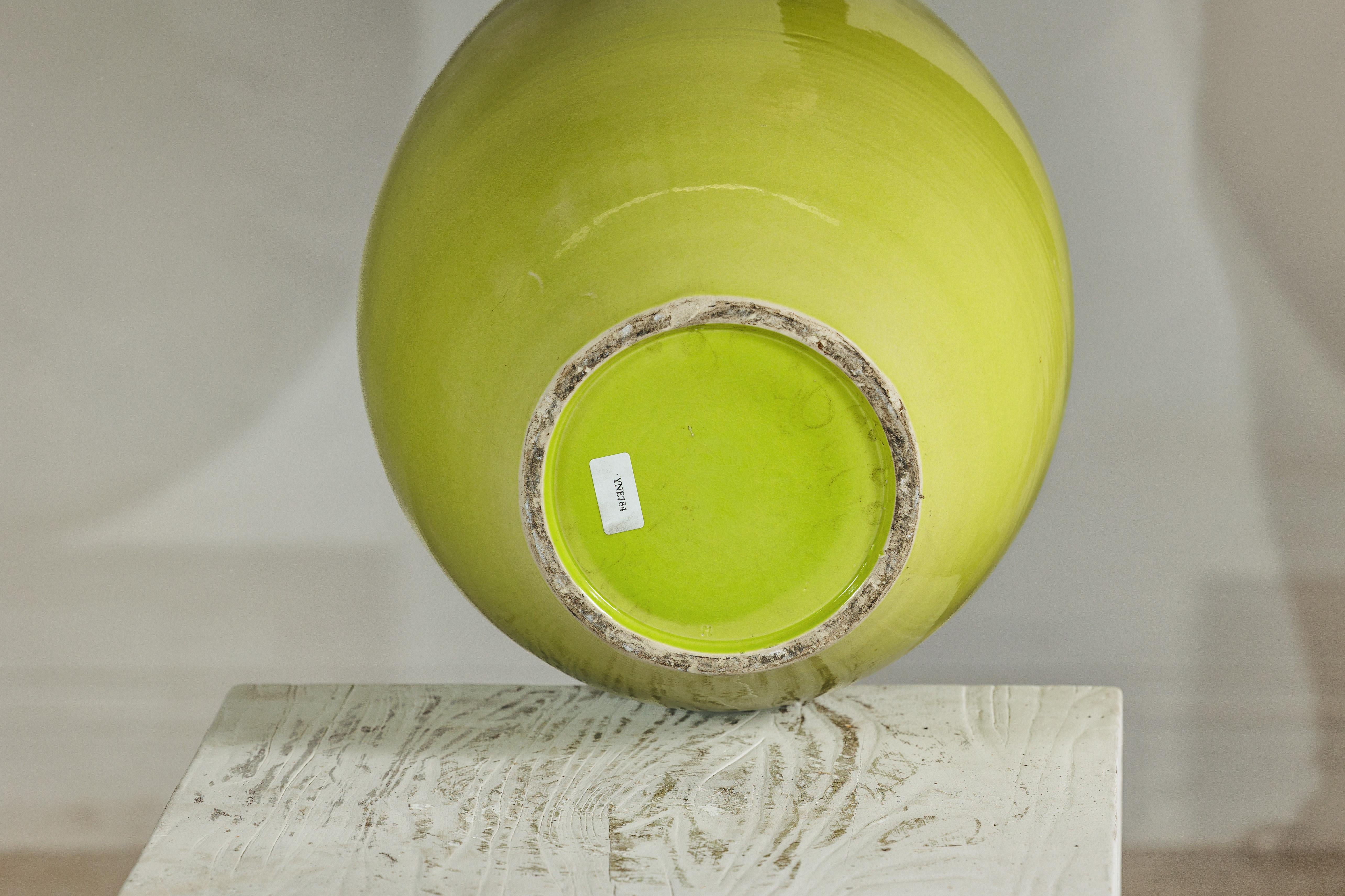 Grande vaso in ceramica artigianale giallo e marrone con forma affusolata a goccia in vendita 8