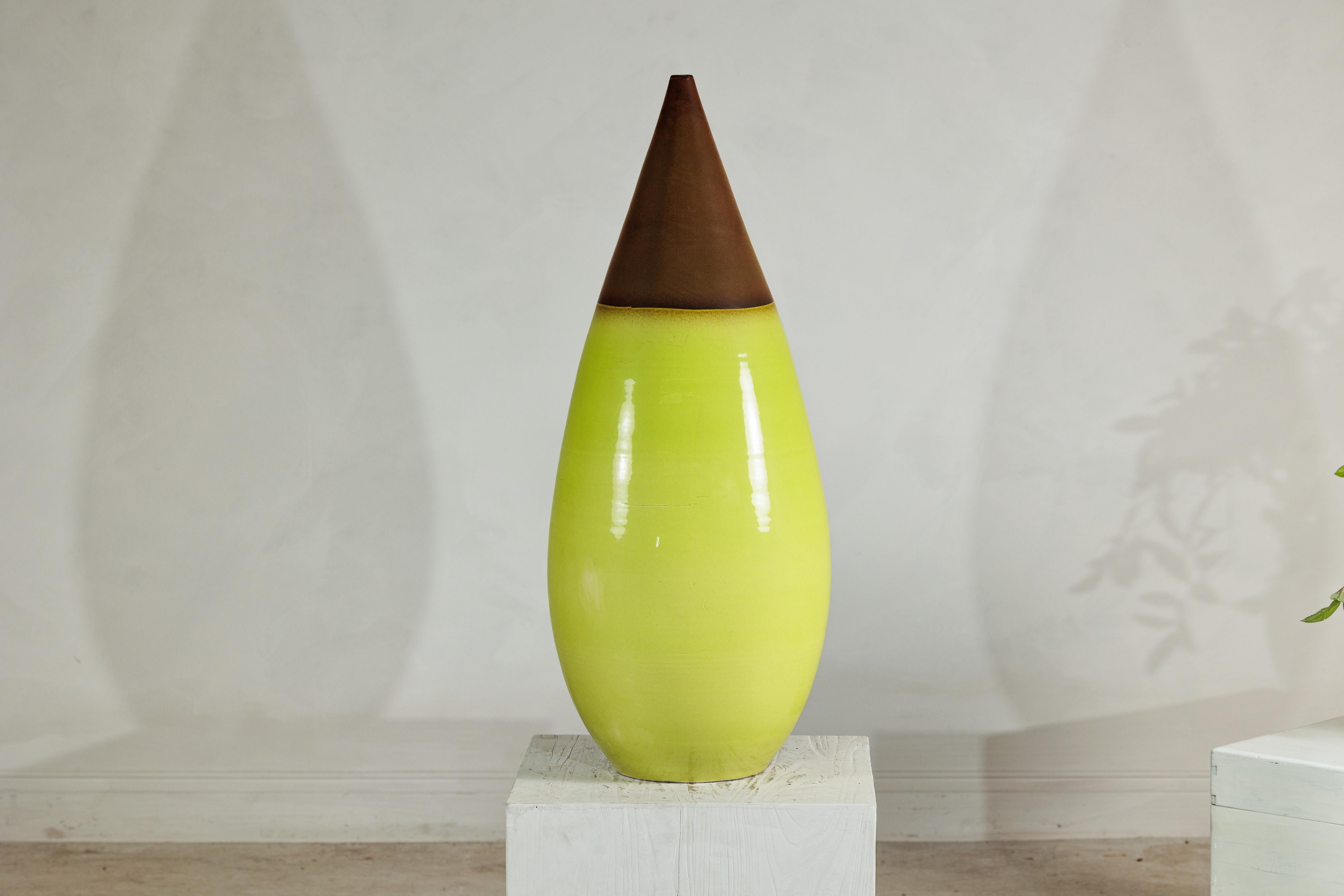 Smaltato Grande vaso in ceramica artigianale giallo e marrone con forma affusolata a goccia in vendita