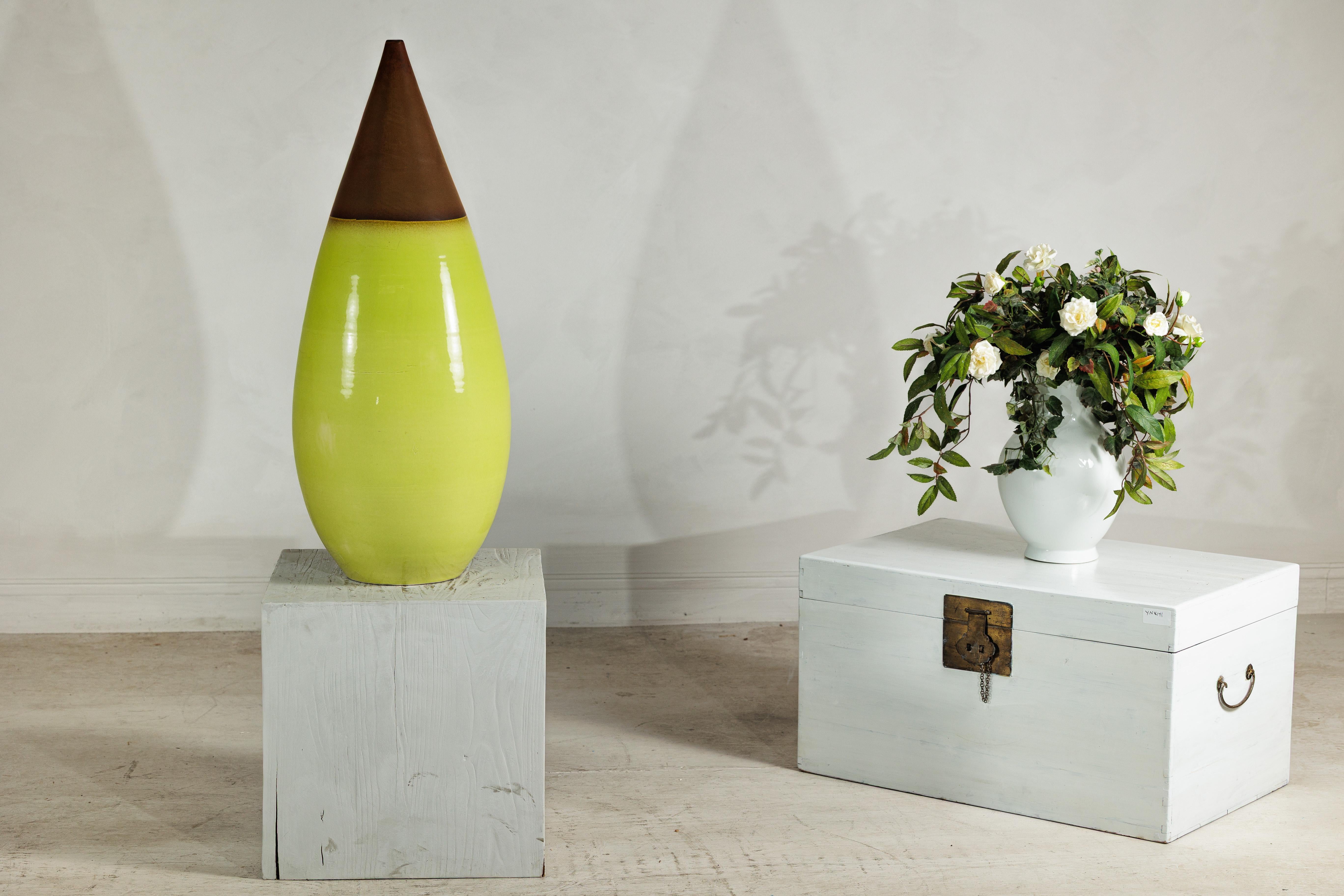 Grande vaso in ceramica artigianale giallo e marrone con forma affusolata a goccia In condizioni buone in vendita a Yonkers, NY