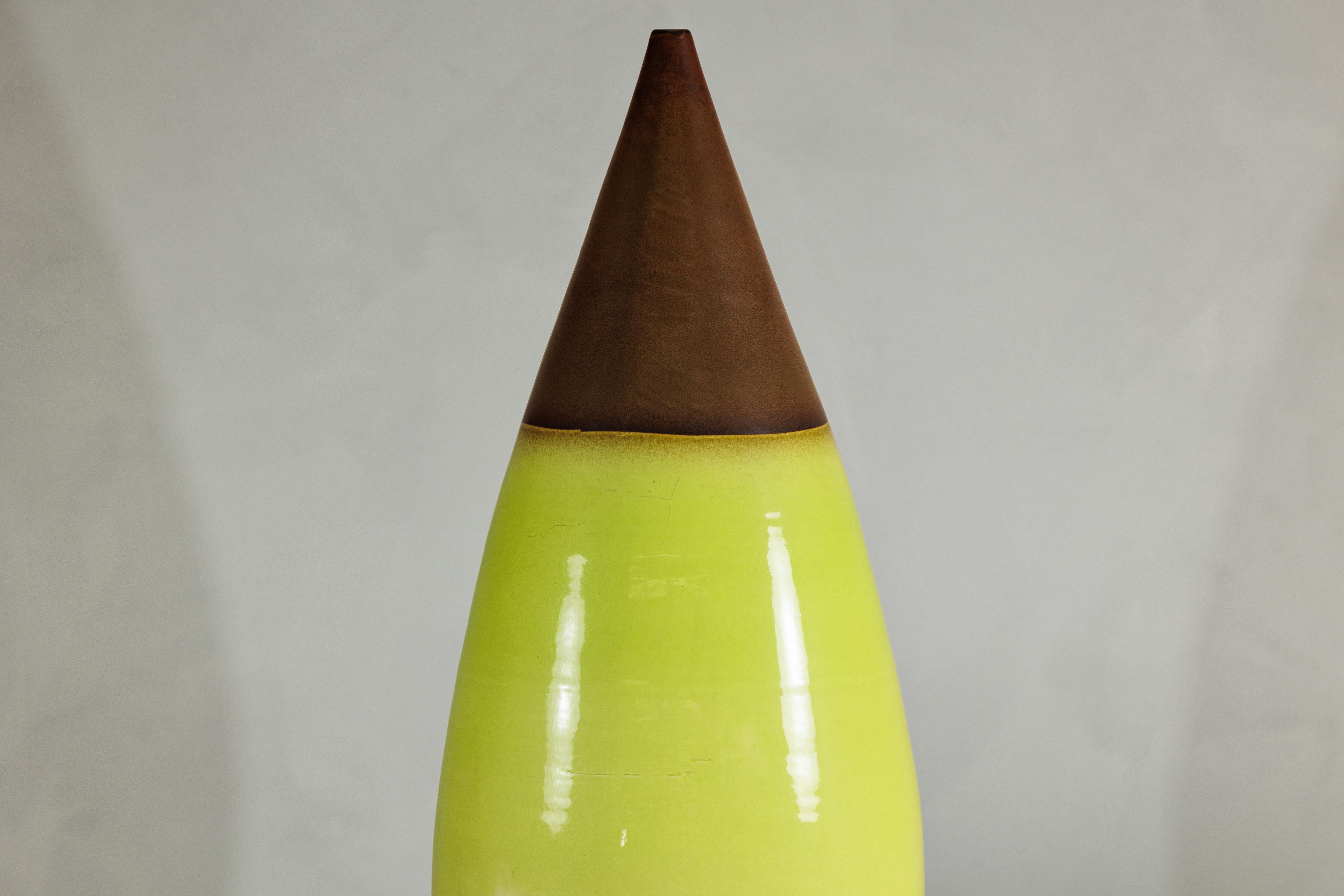 XX secolo Grande vaso in ceramica artigianale giallo e marrone con forma affusolata a goccia in vendita