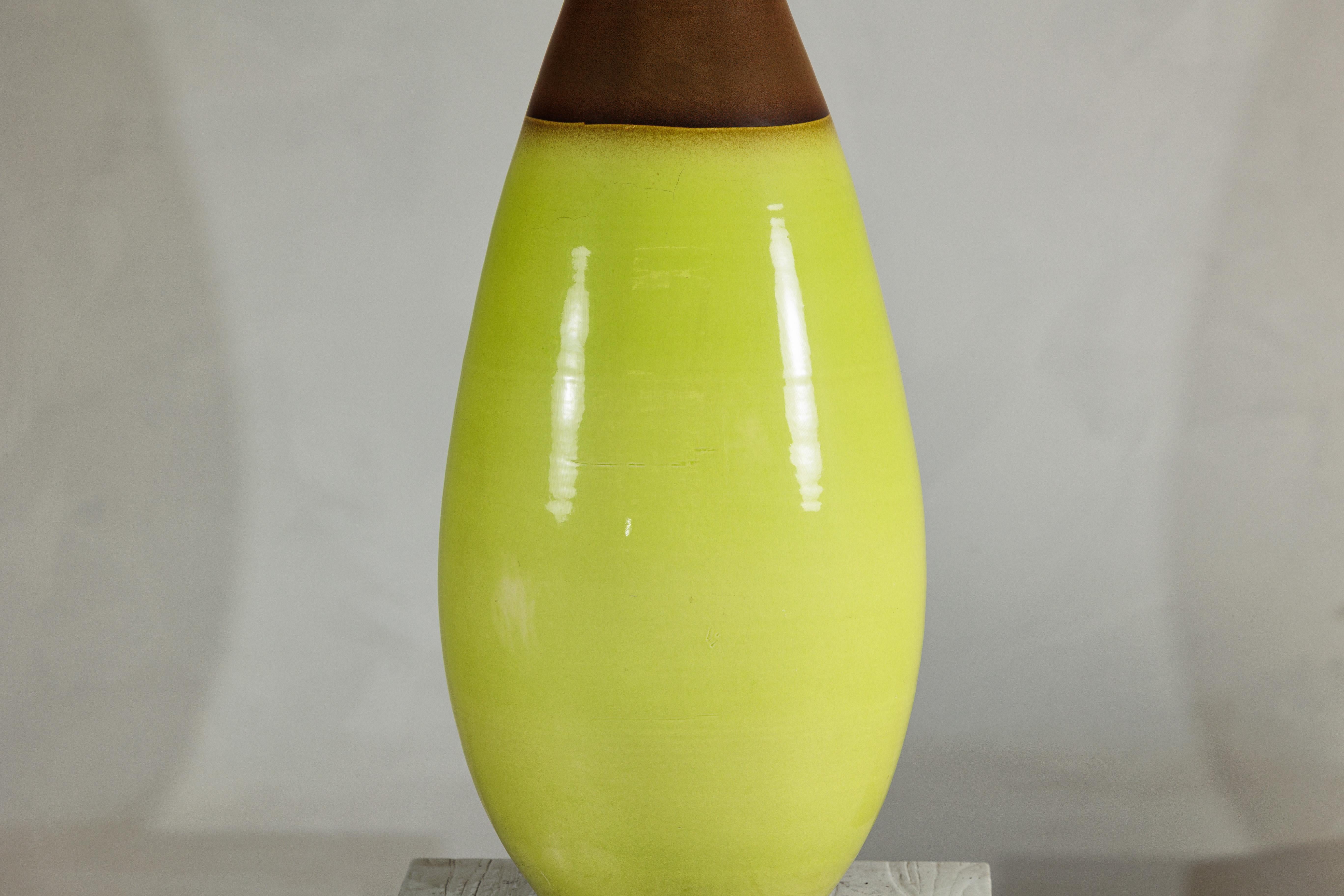 Ceramica Grande vaso in ceramica artigianale giallo e marrone con forma affusolata a goccia in vendita