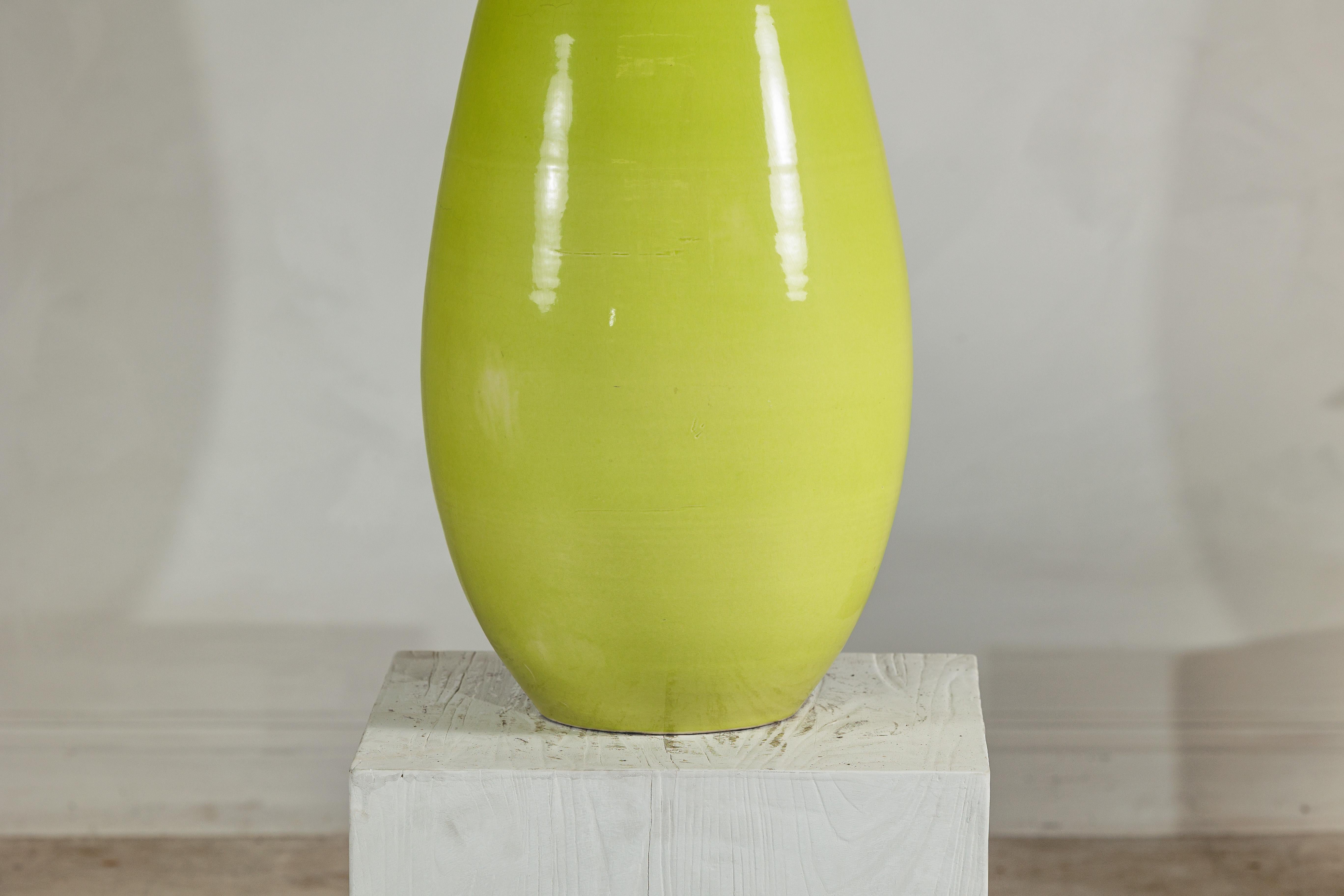 Grande vaso in ceramica artigianale giallo e marrone con forma affusolata a goccia in vendita 1