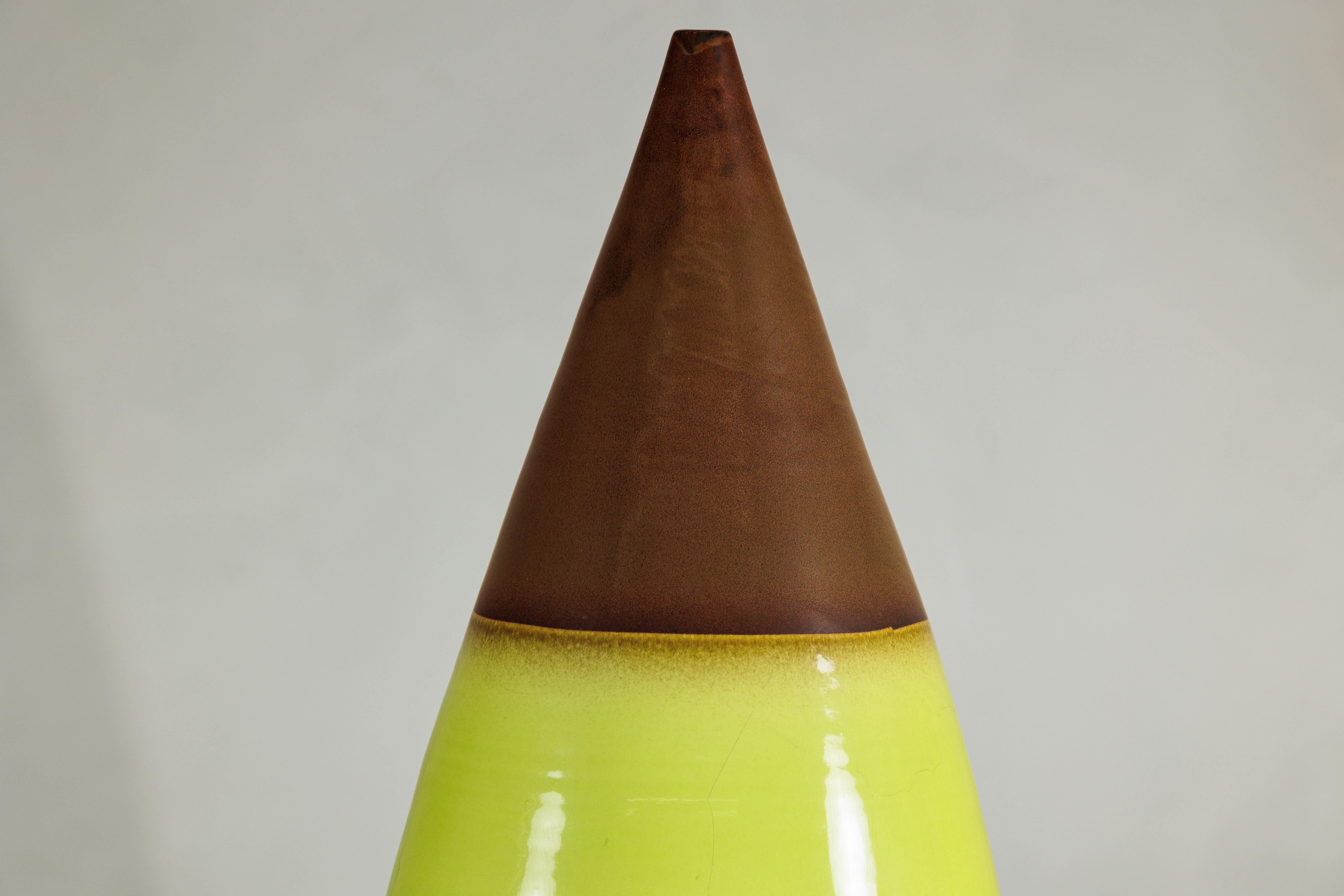 Grande vaso in ceramica artigianale giallo e marrone con forma affusolata a goccia in vendita 2