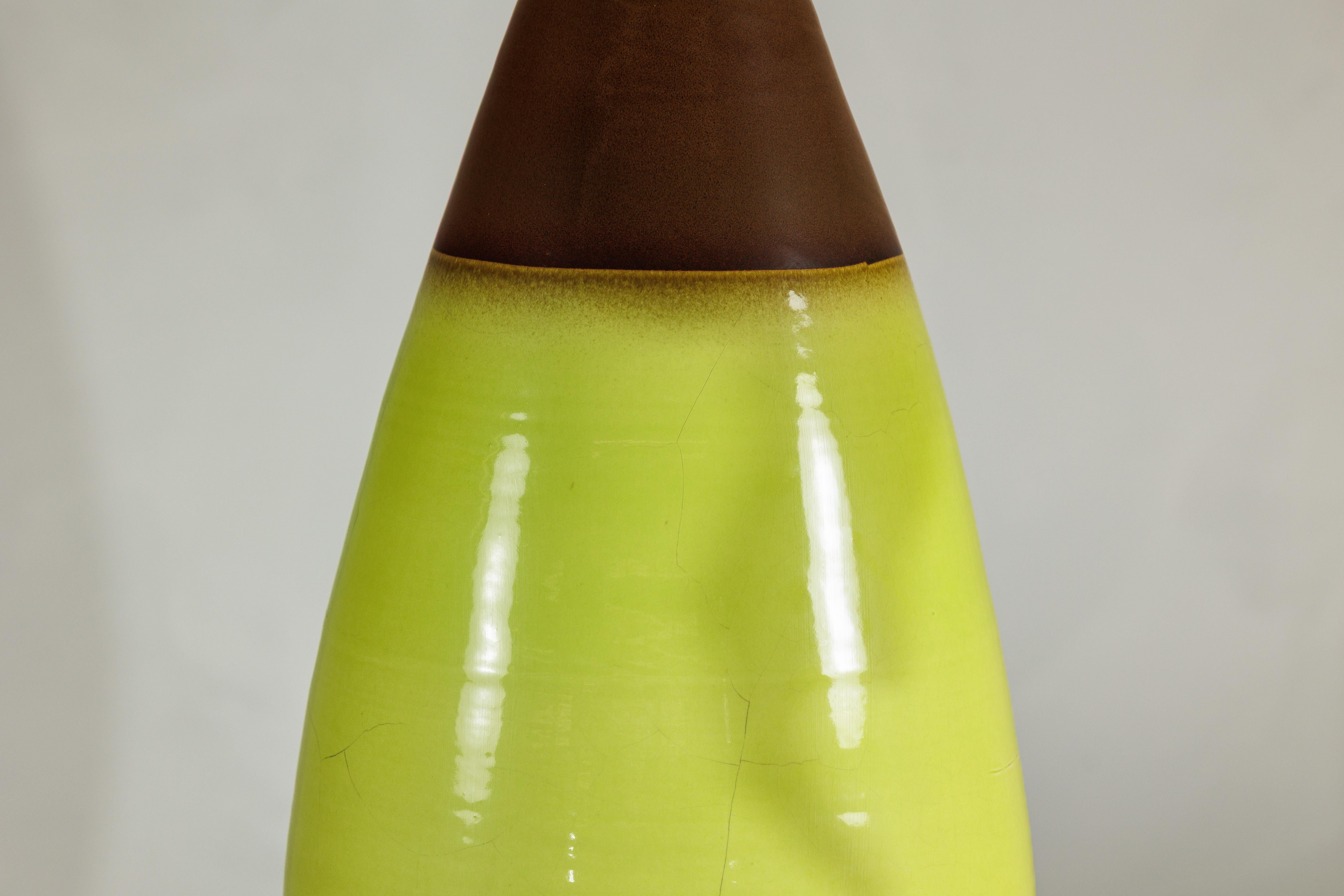 Grande vaso in ceramica artigianale giallo e marrone con forma affusolata a goccia in vendita 3