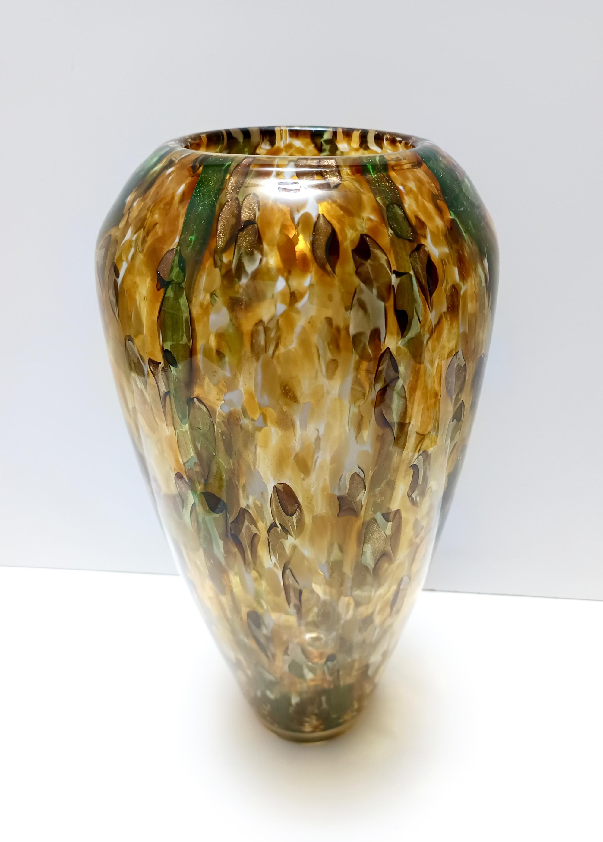 Gran jarrón de cristal de Murano amarillo y verde atribuido a Fratelli Toso con aventurina Italiano en venta