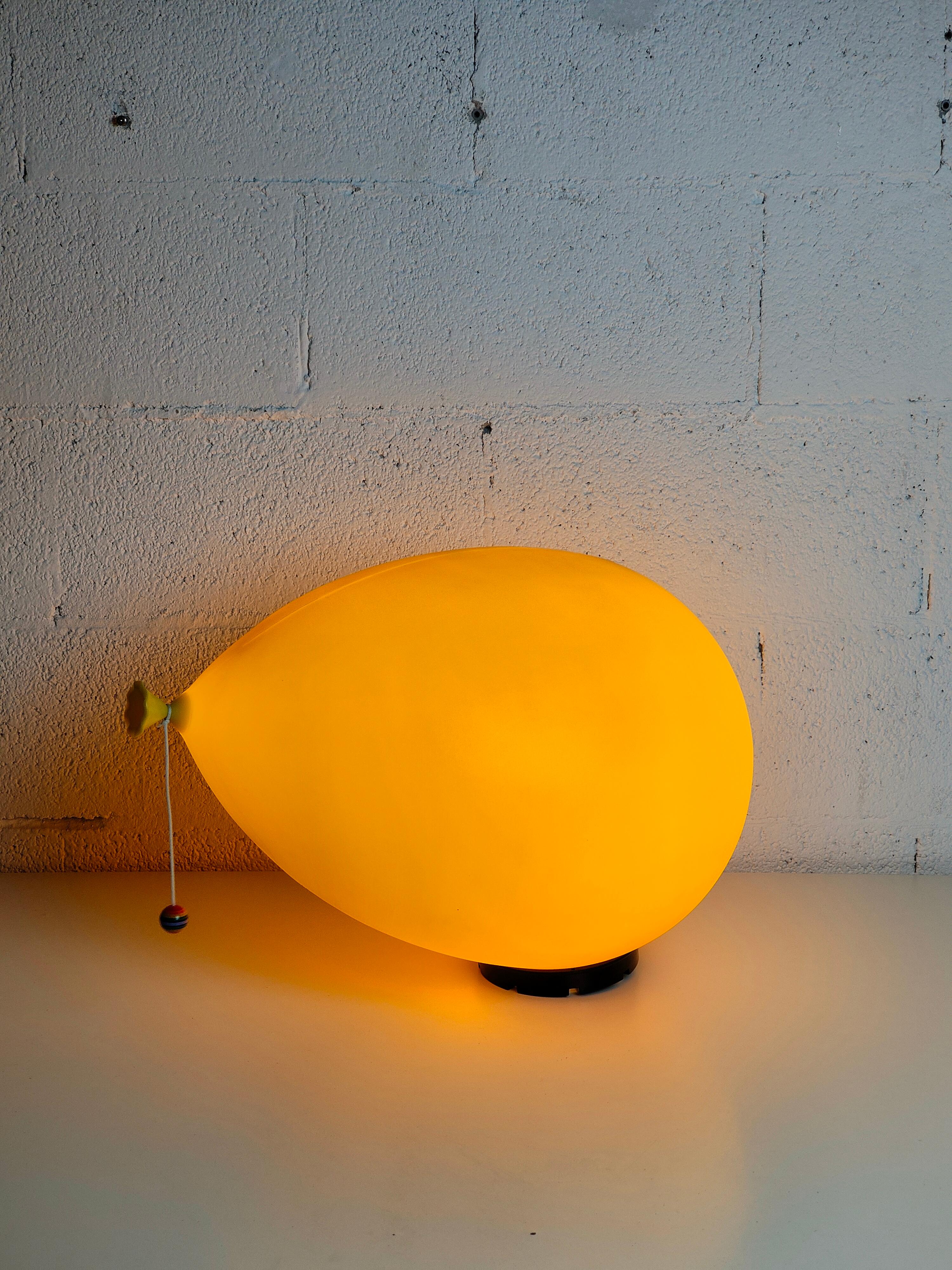 Lampada o applique moderna di grandi dimensioni modello Balloon, disegnata da Yves Christin e prodotta da Bilumen negli anni Settanta.
Yves Christin voleva imitare la naturale ascesa di un pallone a gas.
Se montata a parete, la lampada sembra