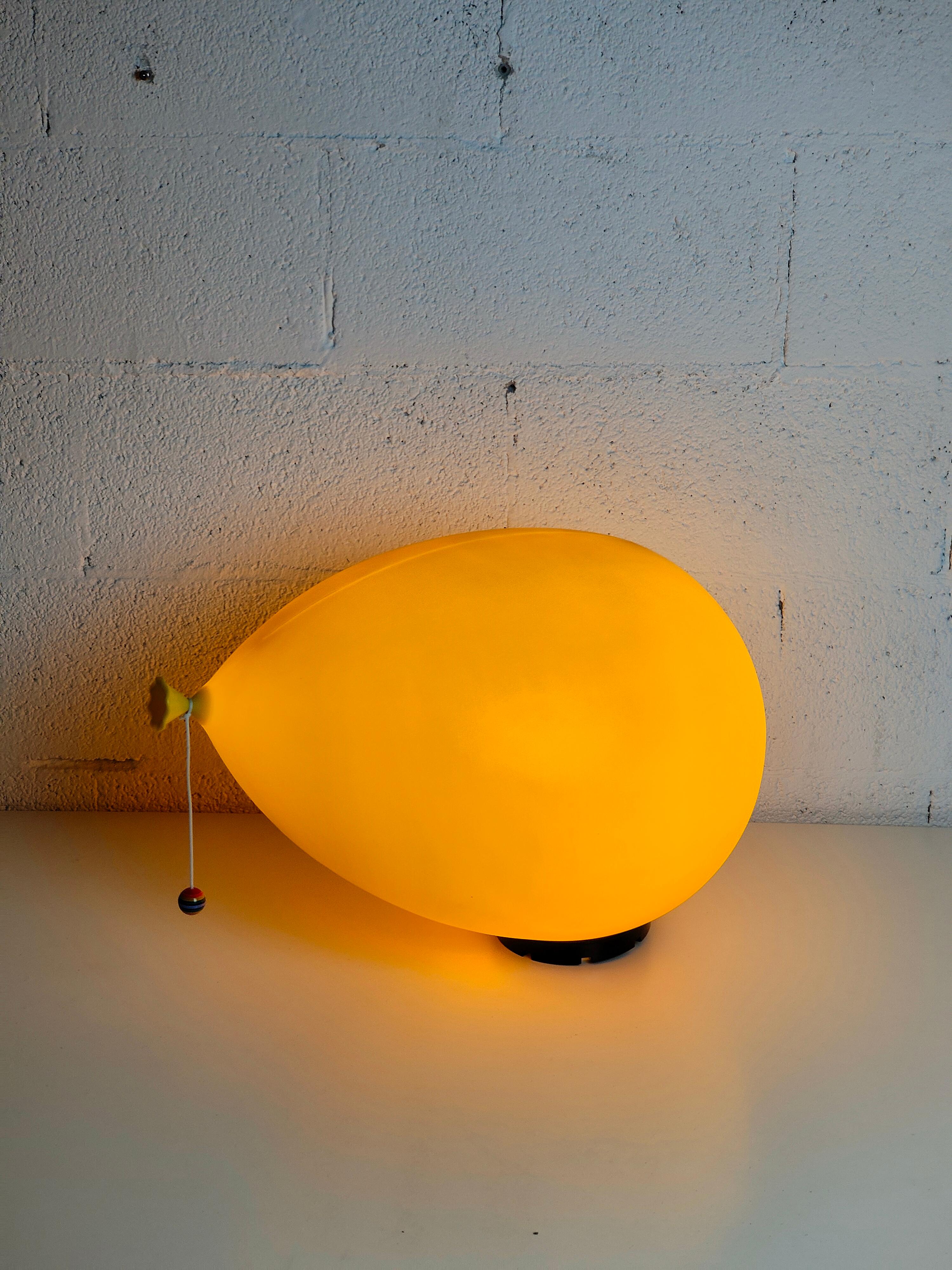 Italiano Grande lampada da parete a palloncino giallo di Yves Christin per Bilumen, anni '70