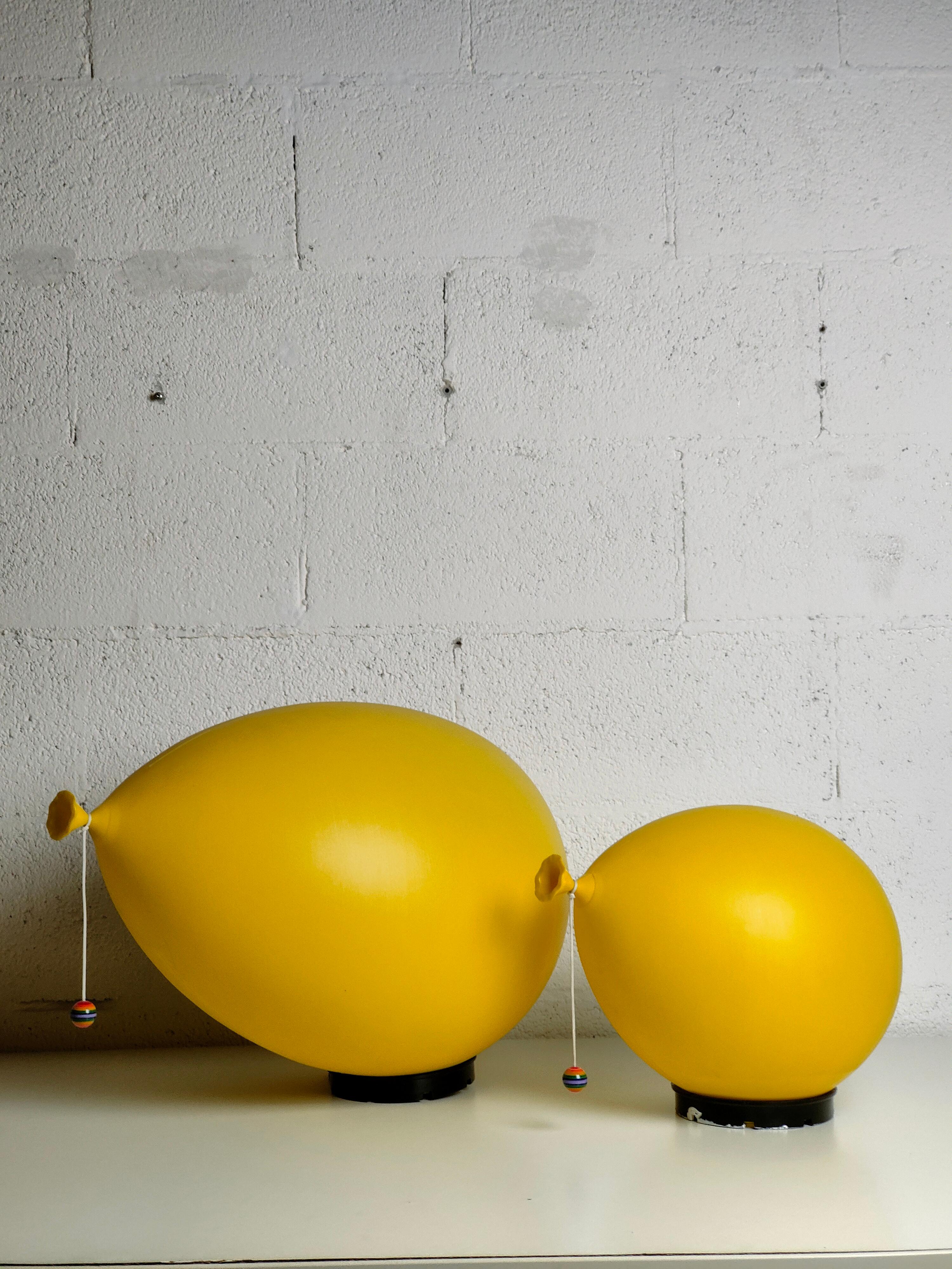 Grande lampada da parete a palloncino giallo di Yves Christin per Bilumen, anni '70 In condizioni buone a Padova, IT
