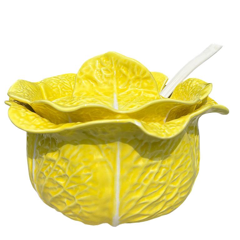 Eine große gelbe Keramik-Kohl- oder Salatterrine mit Deckel und Schöpfkelle. Salatgeschirr oder Kohlgeschirr hat im Laufe der Jahre an Beliebtheit gewonnen. Diese begehrten Sammlerstücke verleihen jeder Tischdekoration einen Hauch von Chic! Diese