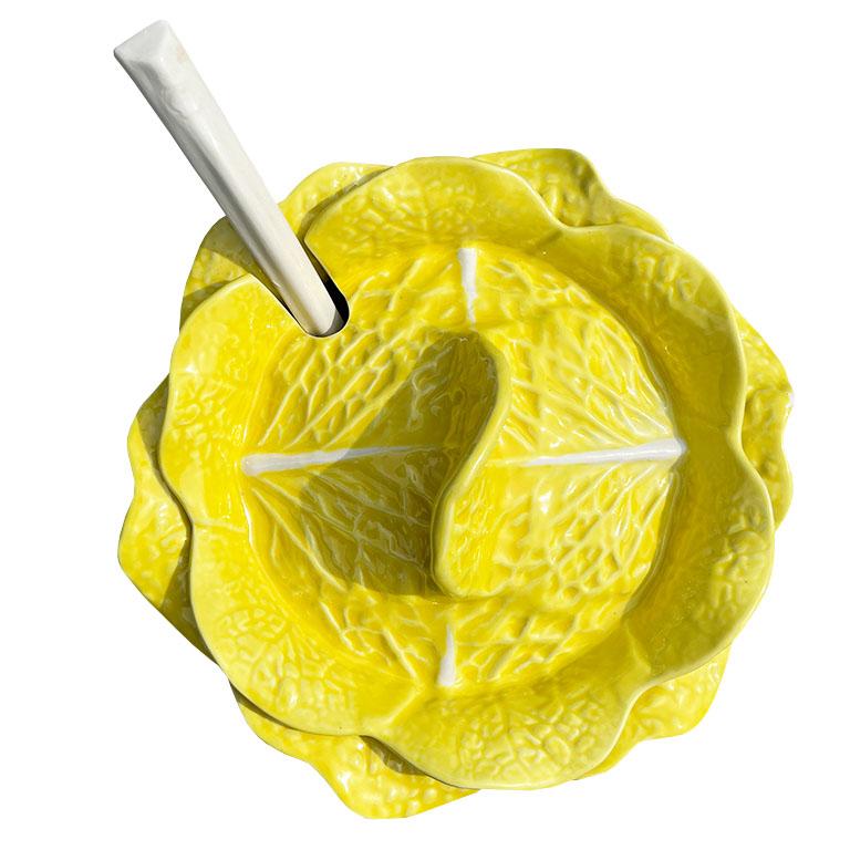 Große gelbe Cabbageware- oder Lettuceware-Terrine aus Keramik mit Deckel und Schöpfkelle (Hollywood Regency) im Angebot