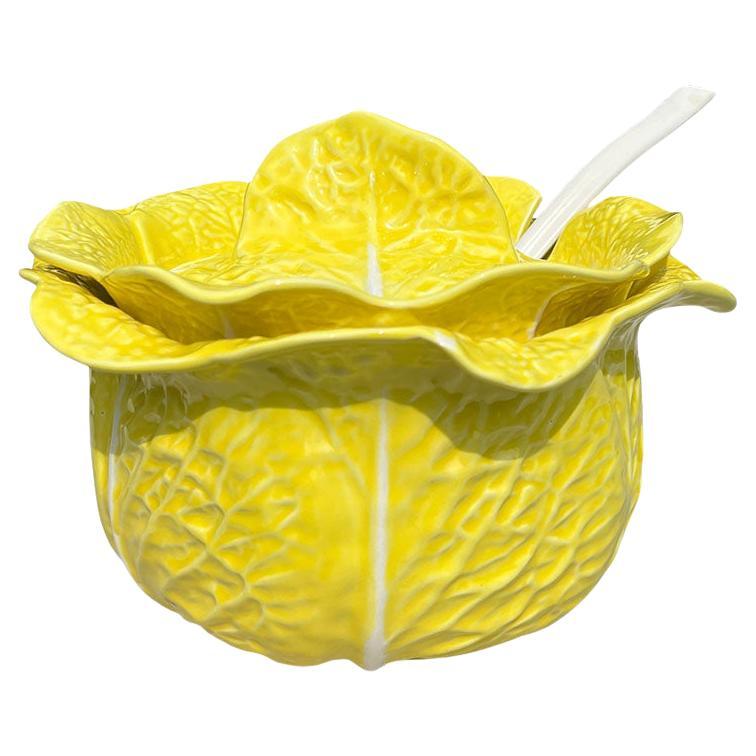 Grande zuppiera in ceramica gialla in Cabbageware o Lettuceware con coperchio e mestolo