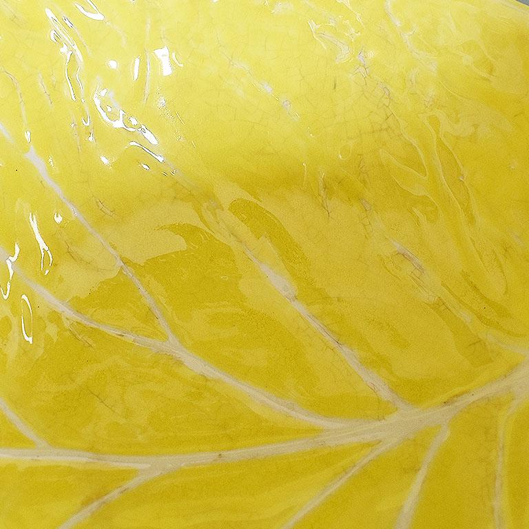 Portugais Grand bol de service en céramique jaune portugaise en faïence de Lettuceware d'après Dodie Thayer en vente