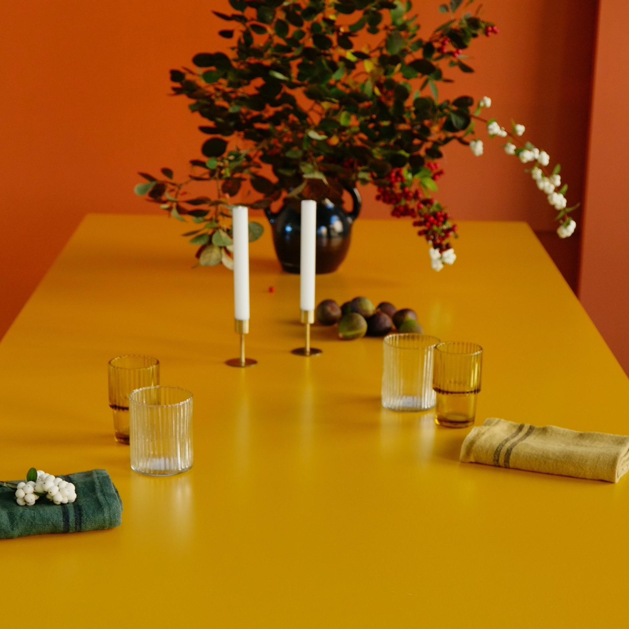 Anglais Grande table de salle à manger jeu de couleurs jaunes exposée