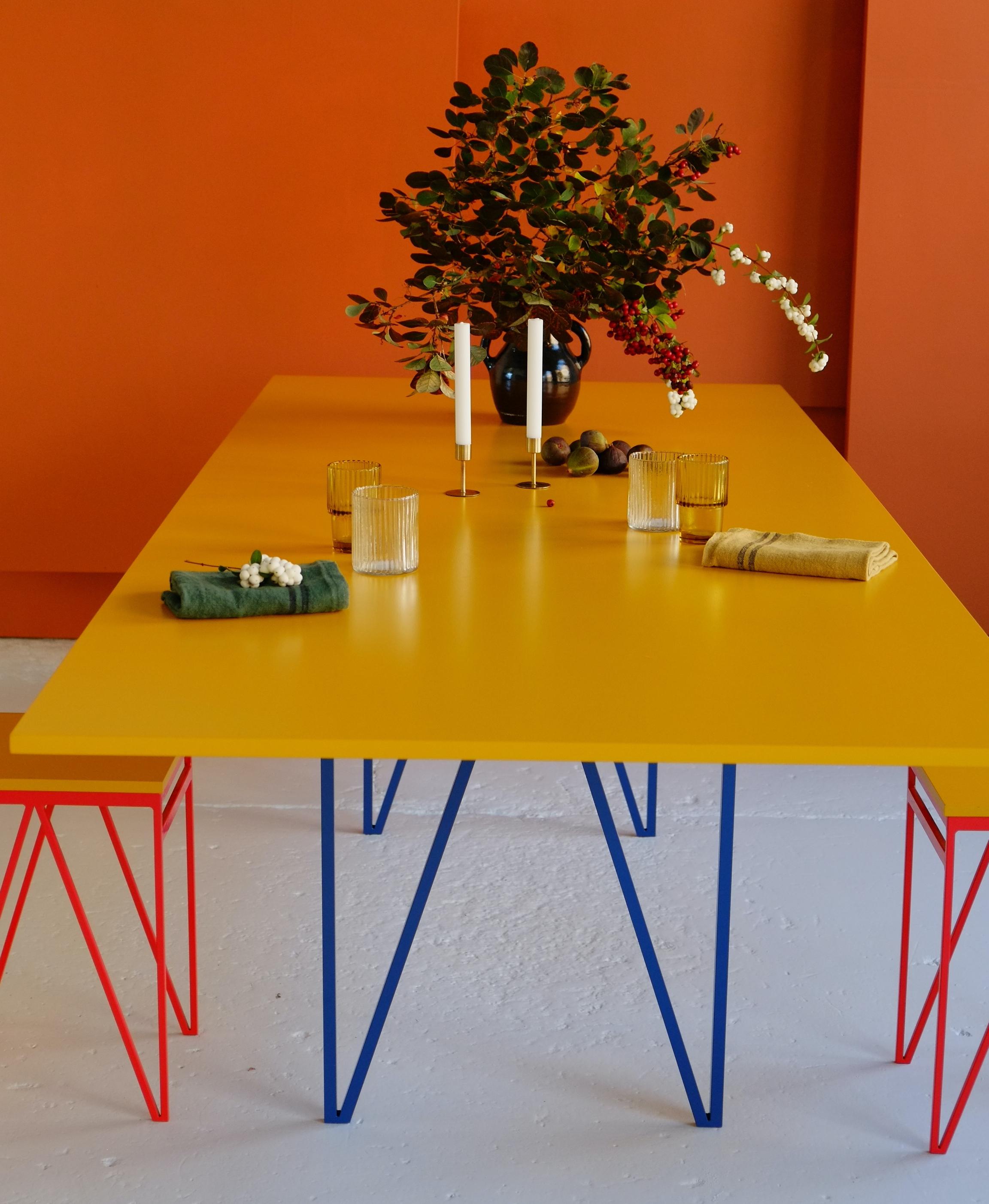 Laqué Grande table de salle à manger jeu de couleurs jaunes exposée