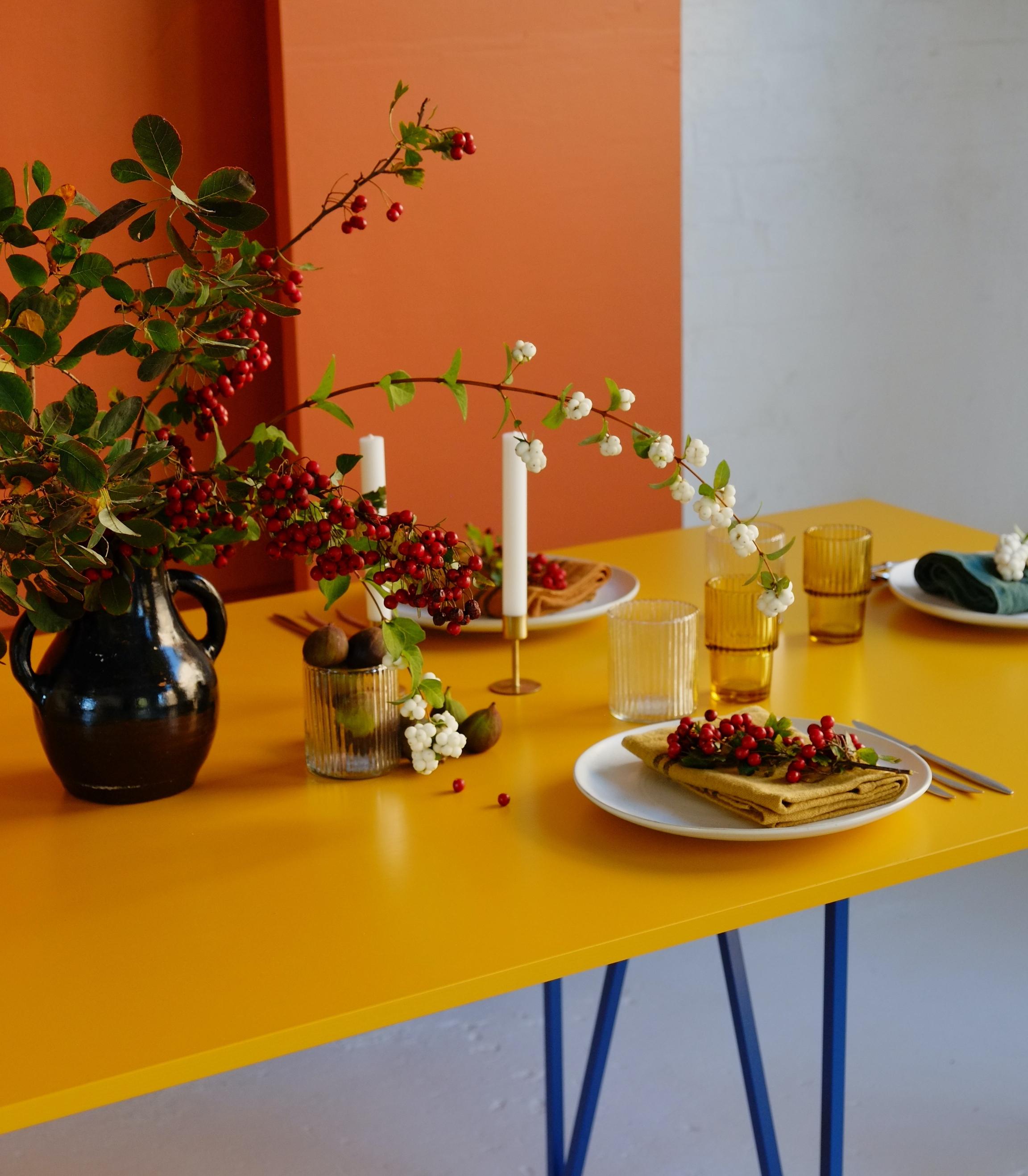 XXIe siècle et contemporain Grande table de salle à manger jeu de couleurs jaunes exposée