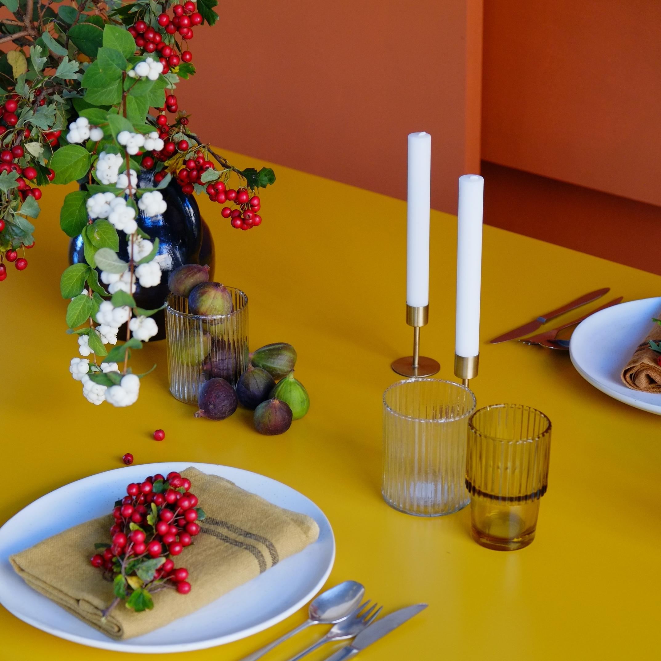 Grande table de salle à manger jeu de couleurs jaunes exposée 1