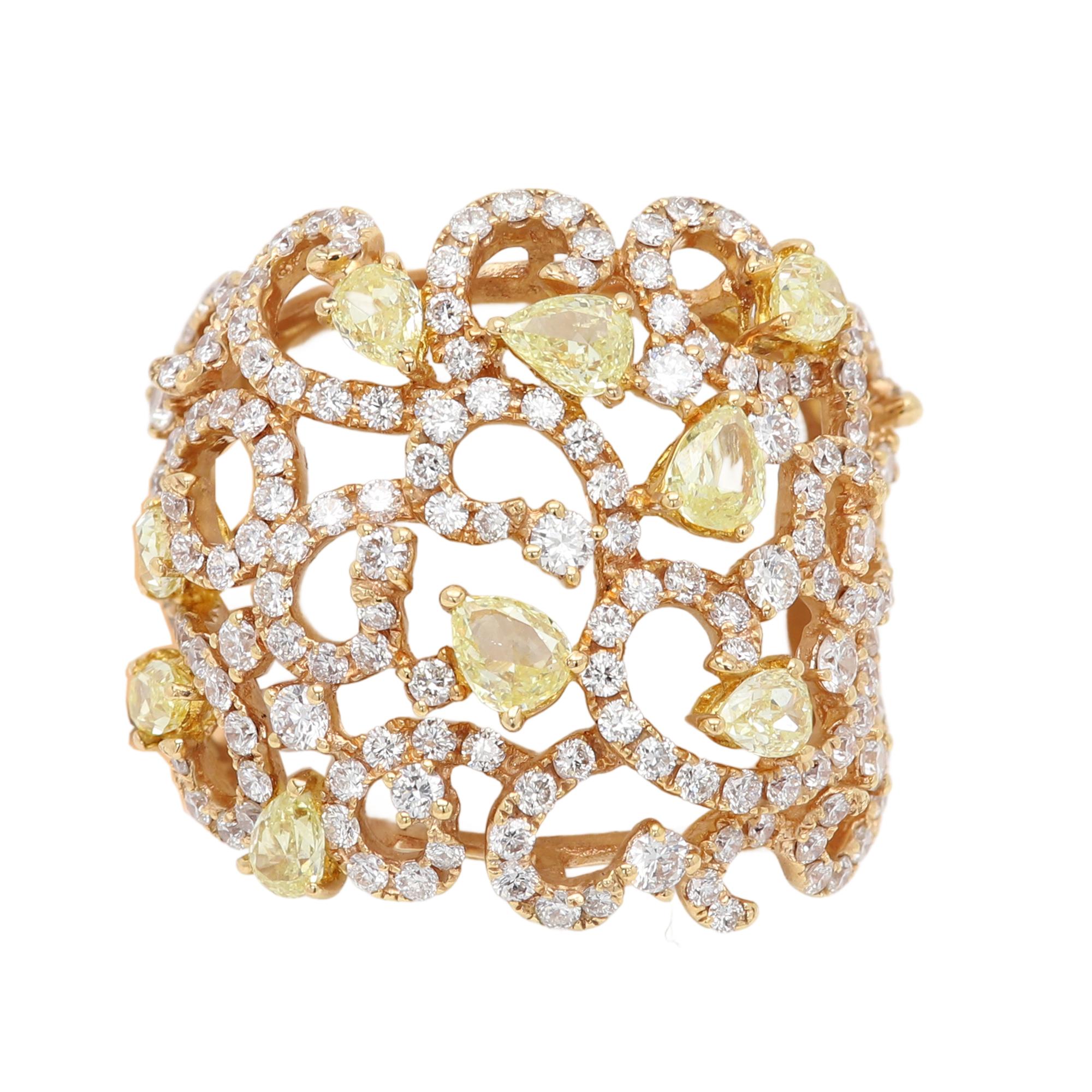 Anello di design con diamanti gialli in filigrana.
Vero oro rosa 14k, peso circa 12,1 grammi.
Diamanti Nature Yellow circa  1,48 carati
Diamanti bianchi naturali di circa 2,09 carati H. H+I
nel complesso molto bello e brillante.
Dimensioni dell'area