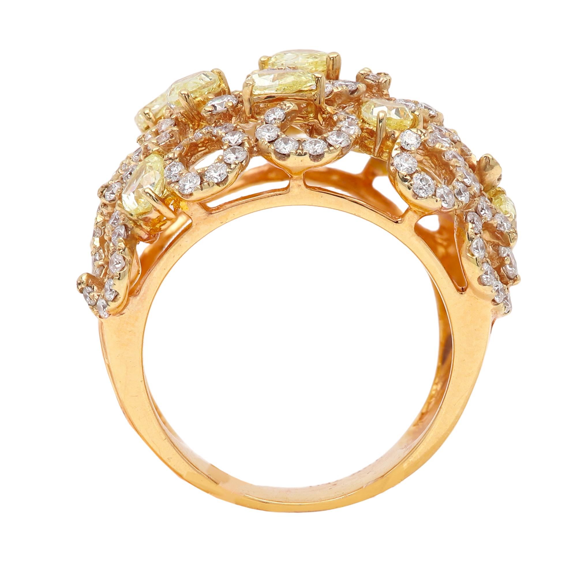 Taglio a goccia Anello con grandi diamanti gialli in filigrana d'oro 18 carati a grappolo di diamanti in vendita