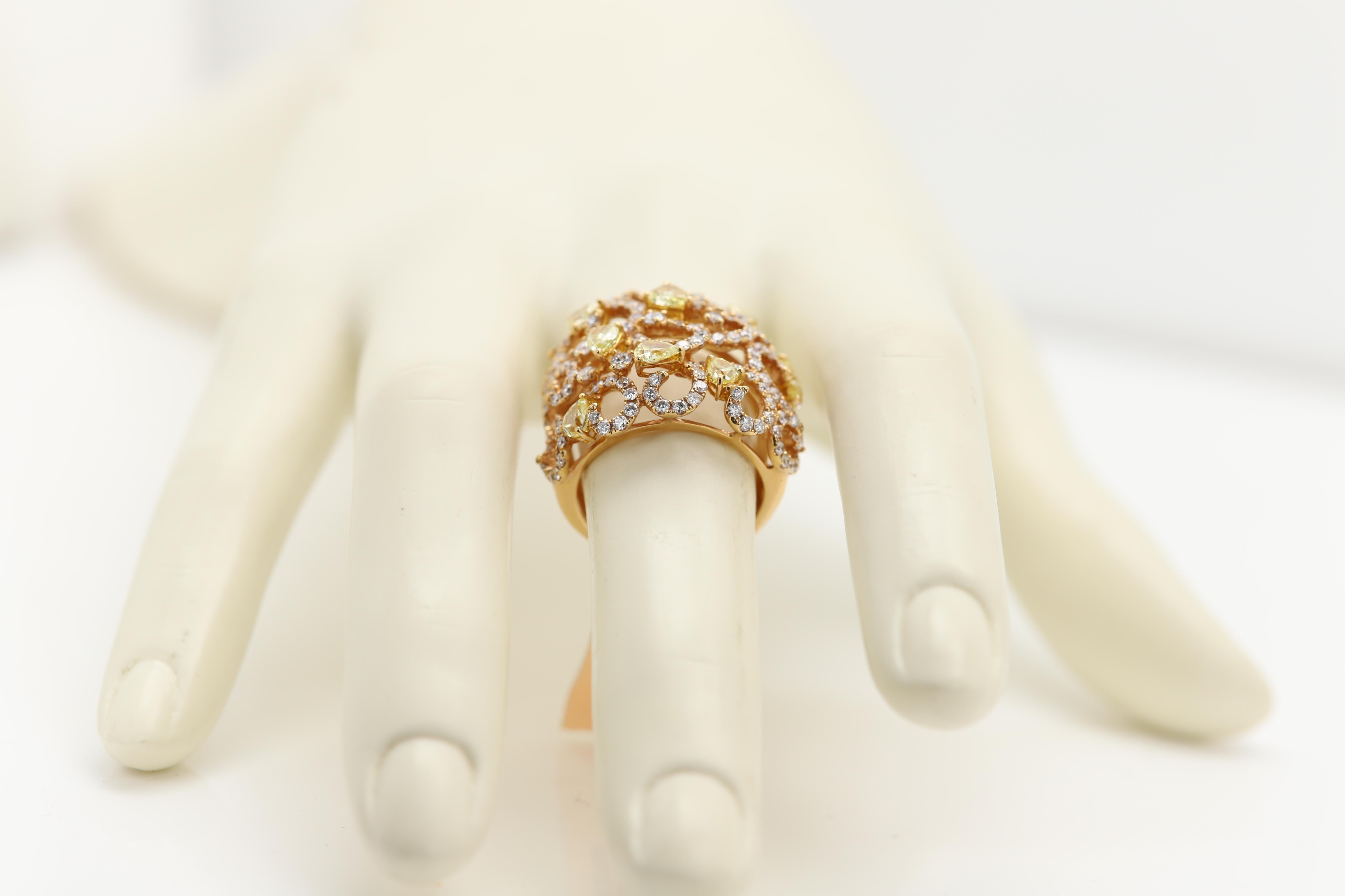 Anello con grandi diamanti gialli in filigrana d'oro 18 carati a grappolo di diamanti In condizioni Nuovo in vendita a Brooklyn, NY