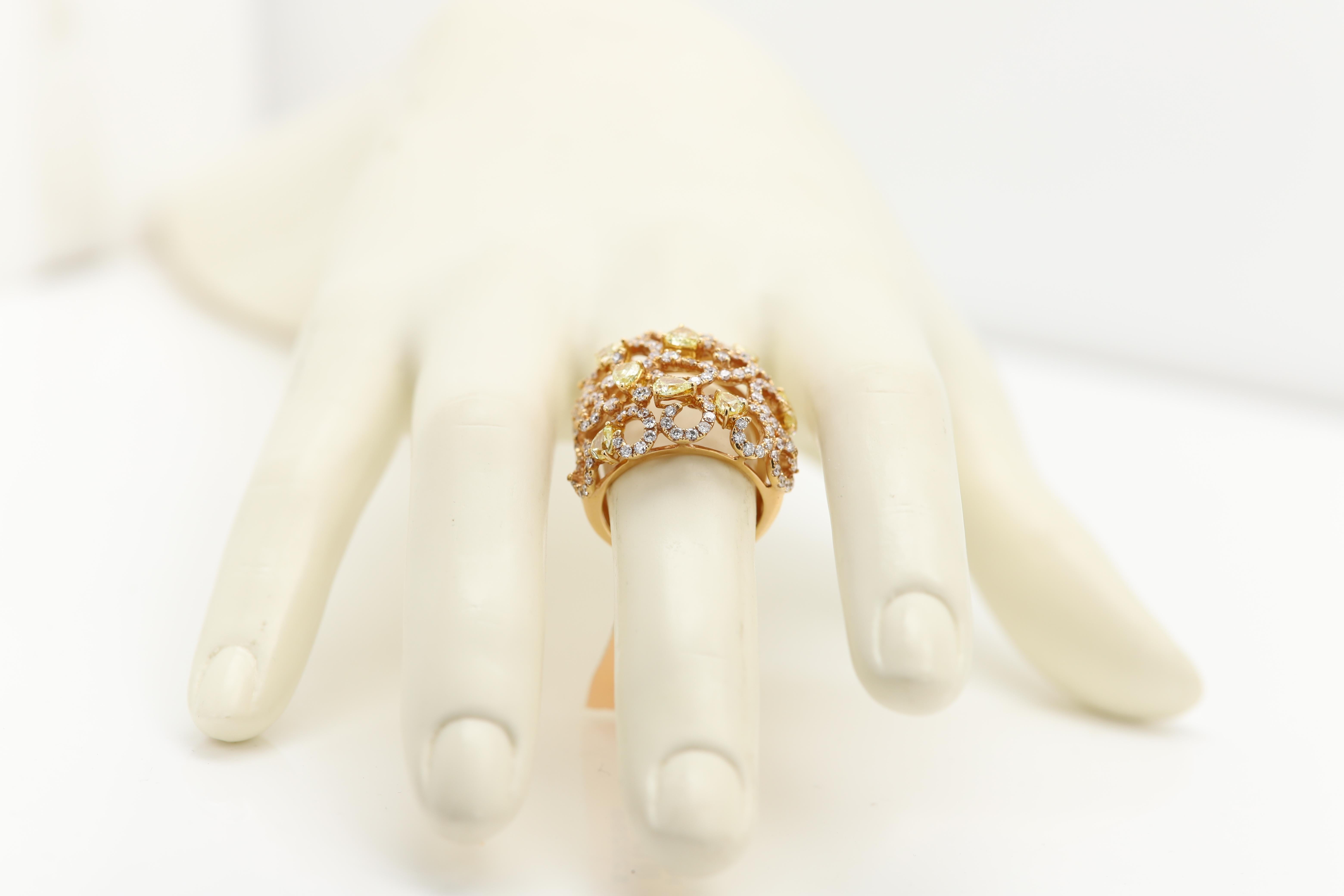 Donna Anello con grandi diamanti gialli in filigrana d'oro 18 carati a grappolo di diamanti in vendita