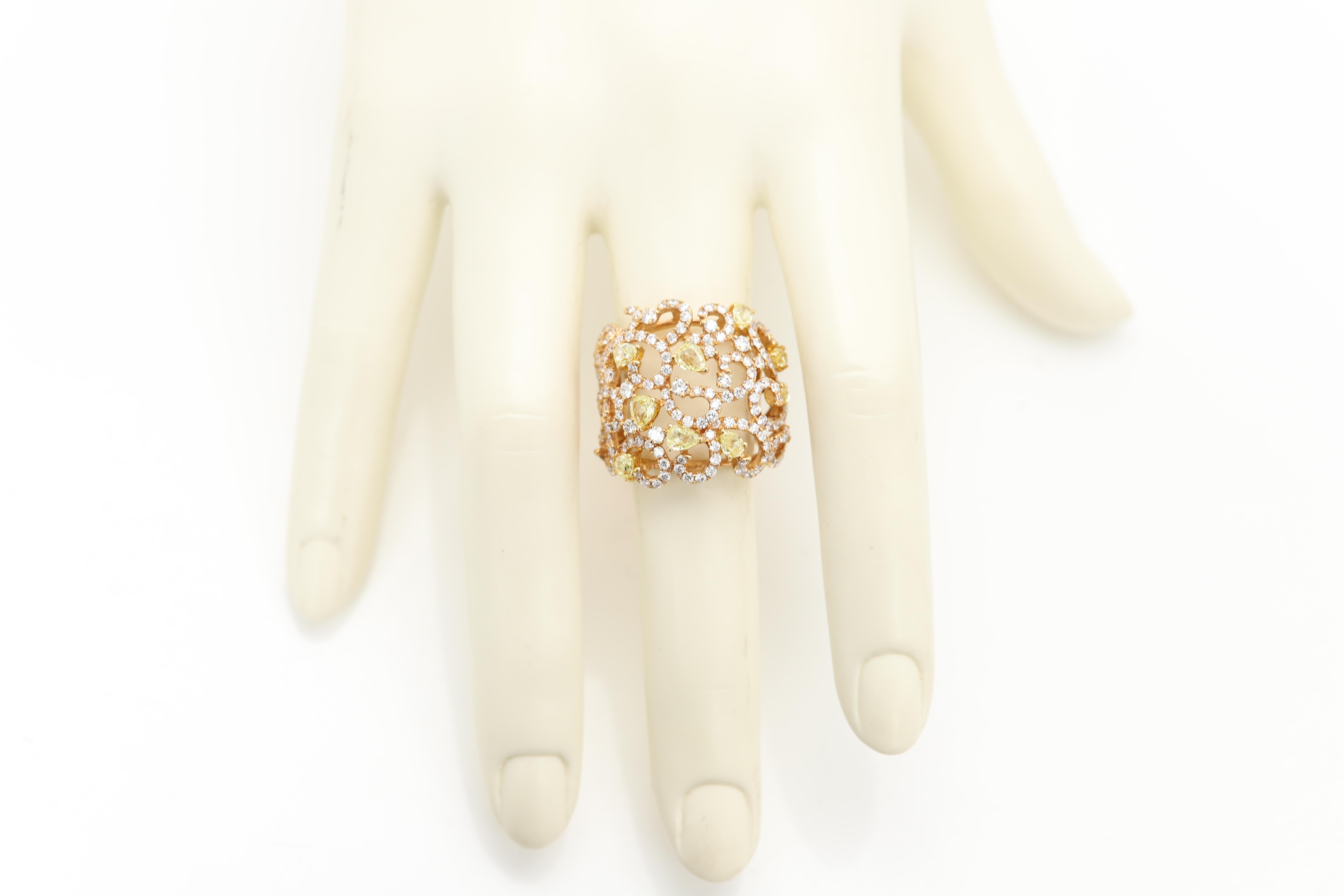 Anello con grandi diamanti gialli in filigrana d'oro 18 carati a grappolo di diamanti in vendita 1