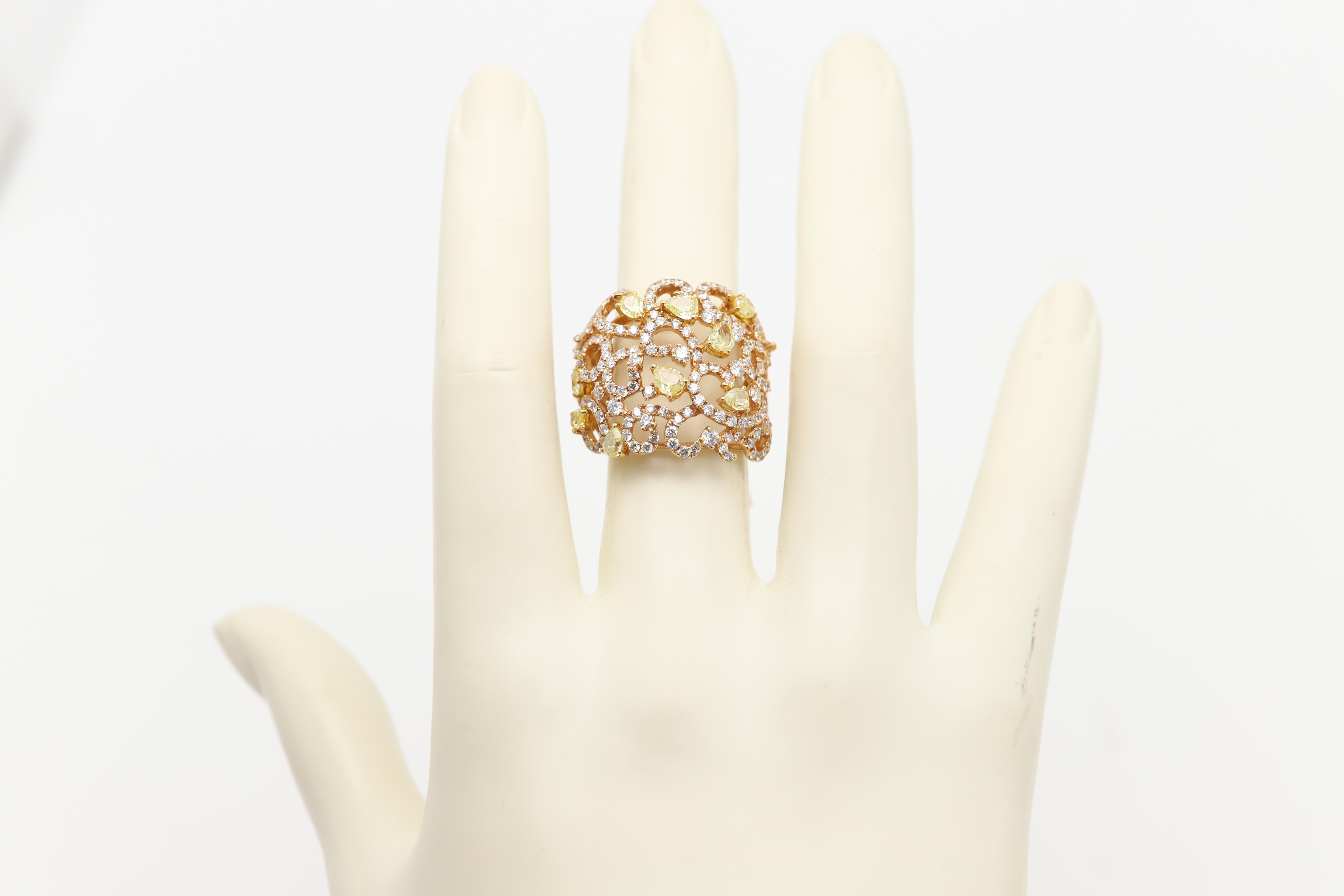 Anello con grandi diamanti gialli in filigrana d'oro 18 carati a grappolo di diamanti in vendita 2