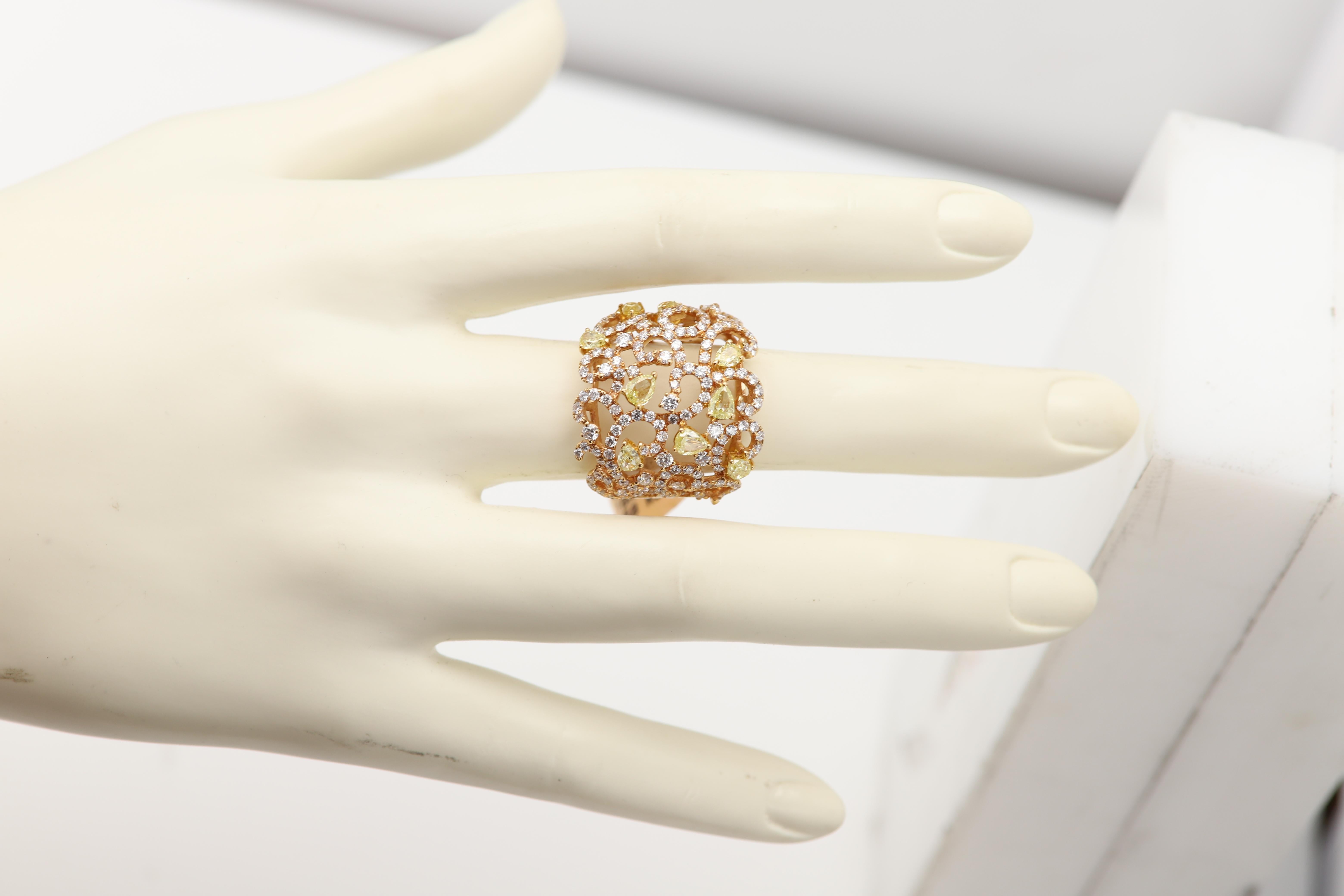 Anello con grandi diamanti gialli in filigrana d'oro 18 carati a grappolo di diamanti in vendita 3