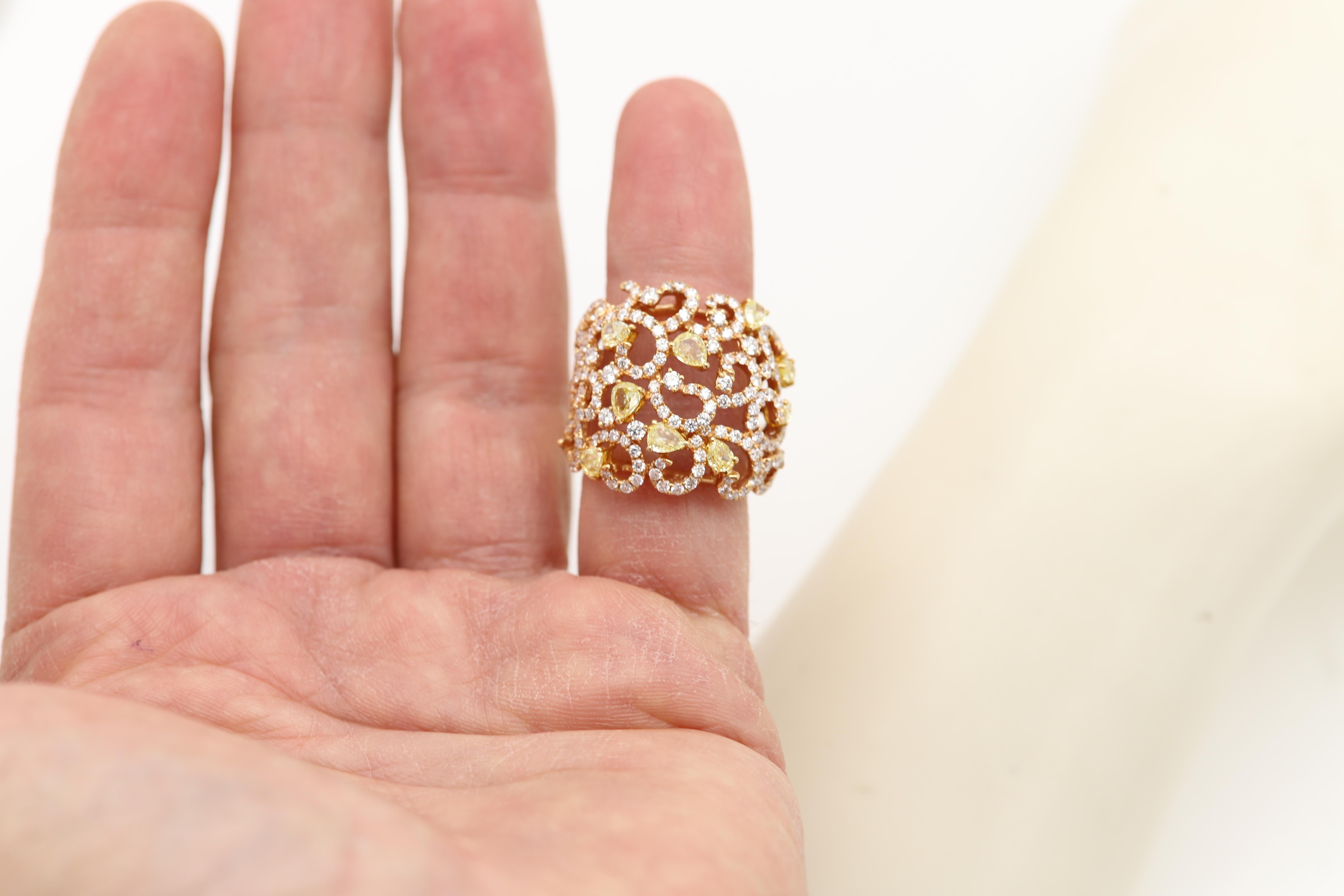 Anello con grandi diamanti gialli in filigrana d'oro 18 carati a grappolo di diamanti in vendita 4