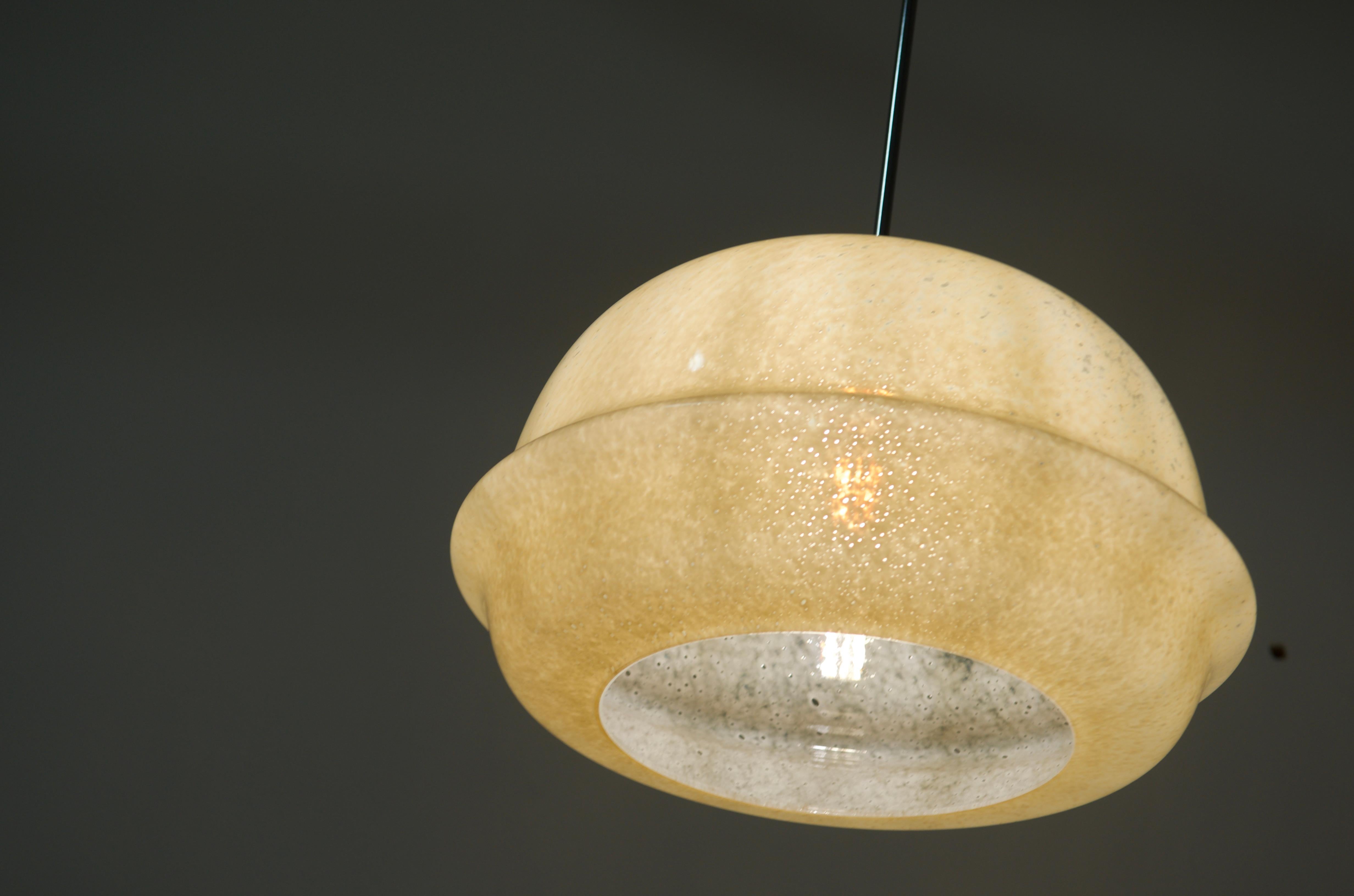 Grand lustre à suspension en verre jaune en vente 4