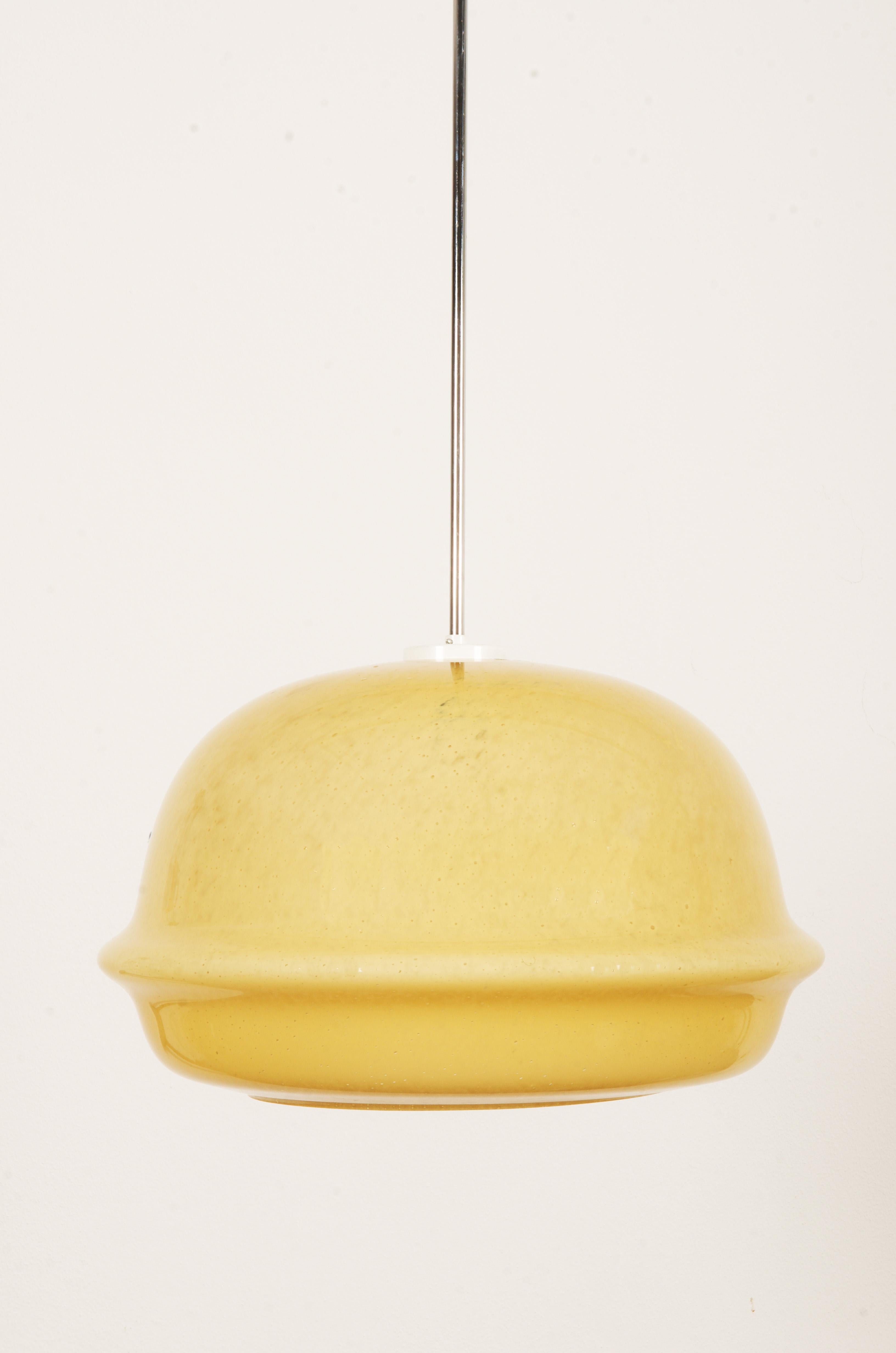 Pendentif en verre Yello avec montage de bulles d'air sur pendule en acier chromé équipé d'une douille E27, des années 1970.

