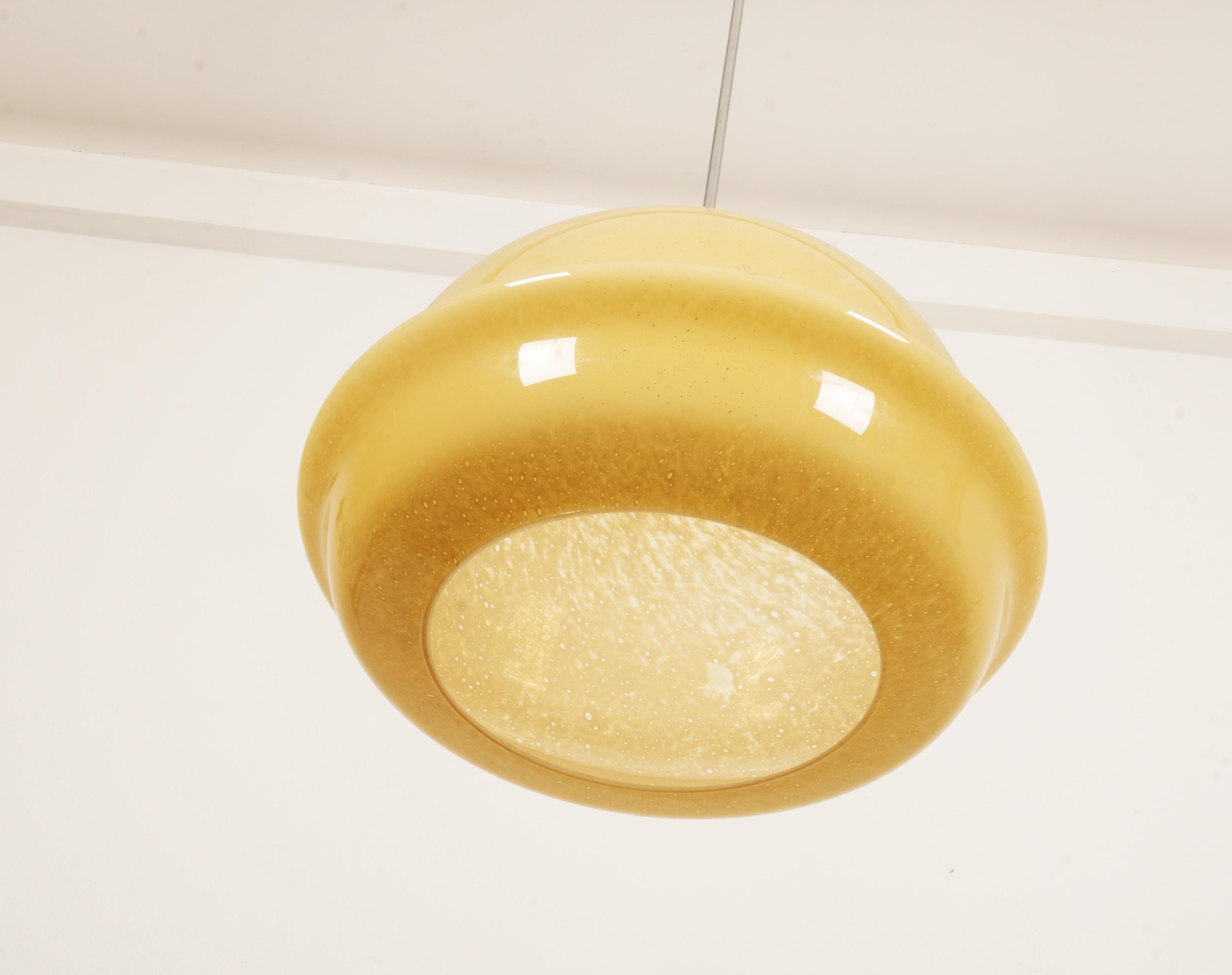 Tchèque Grand lustre à suspension en verre jaune en vente