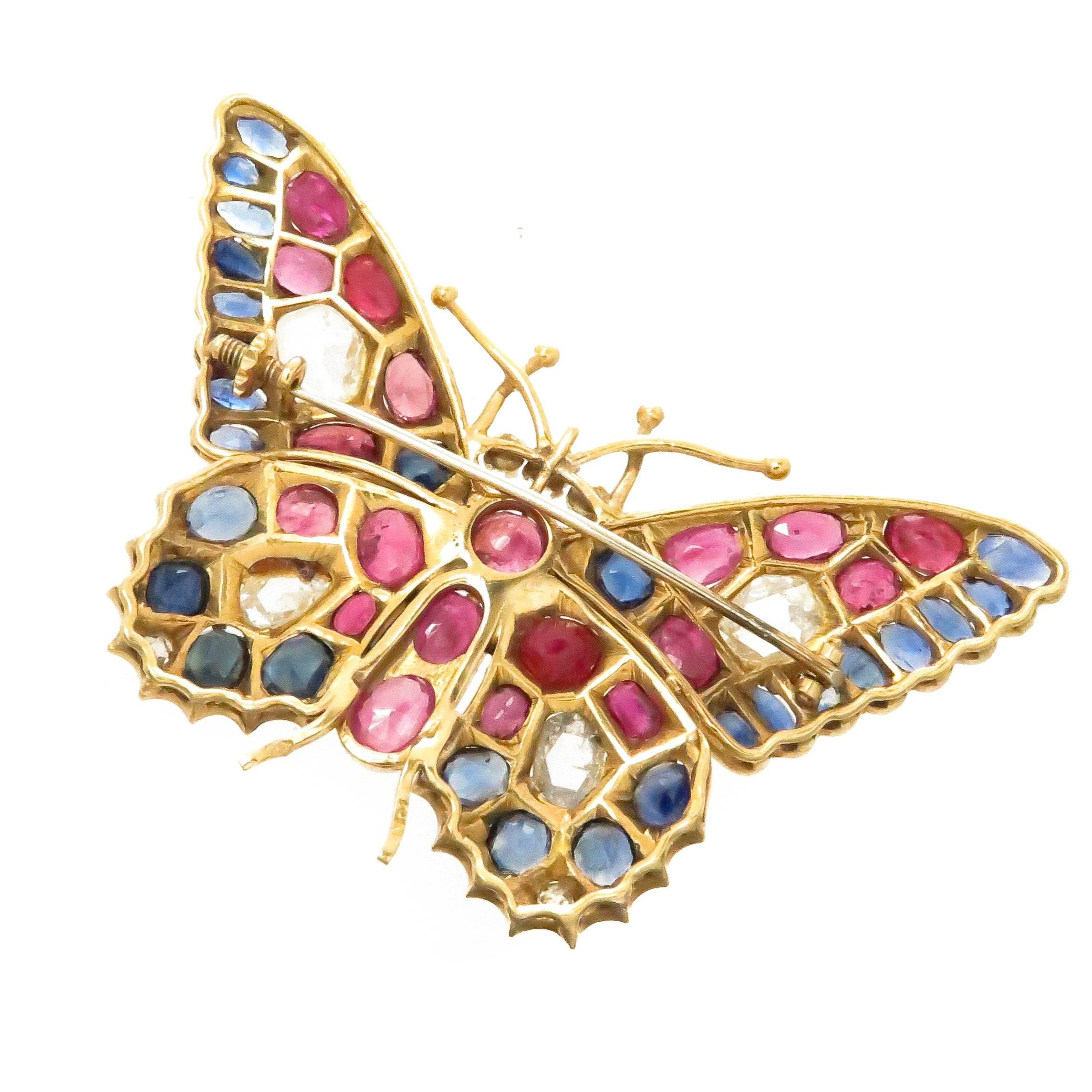 Broche papillon en or jaune 18K, datant de 1920, mesurant 2 5/8 pouces de large sur 1 5/8 pouce. Sertie de 4 gros diamants taillés en rose totalisant environ 3 carats et de plus petits diamants taillés en rose, de rubis, de saphirs et de perles.