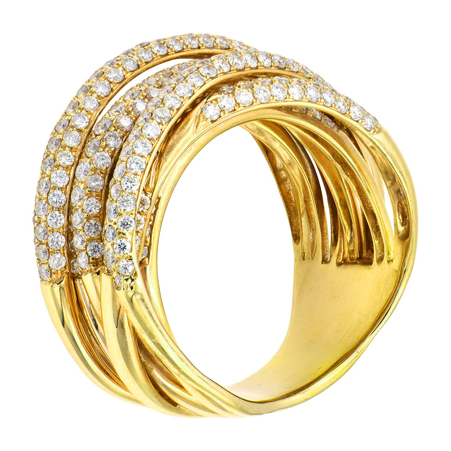 Dieser wunderschöne, modische Crossover-Ring ist ein echter Hingucker. Dieser Ring besteht aus 322 runden Diamanten der Farbe G (VS21) von insgesamt 2,32 Karat. Die Diamanten sind wunderschön in 12,3 Gramm 18 Karat Gelbgold gefasst. Die Besonderheit
