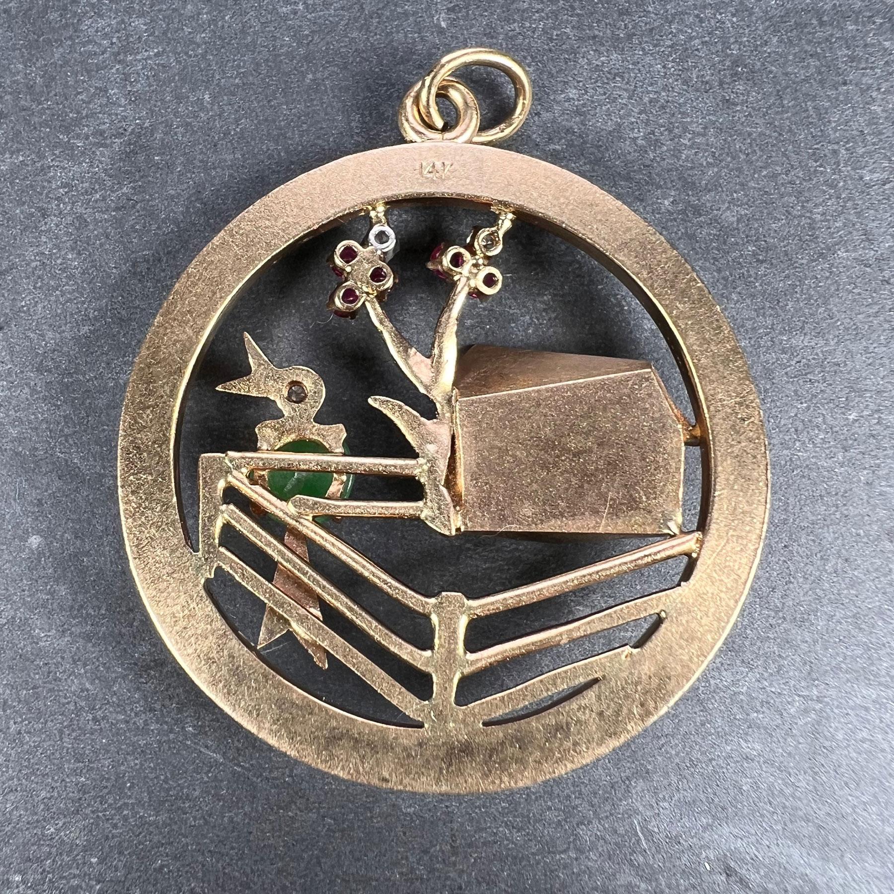 Taille ronde Grand pendentif breloque en or jaune, diamant, rouge, rubis, rubis et jade vert, motif oiseau domestique en vente