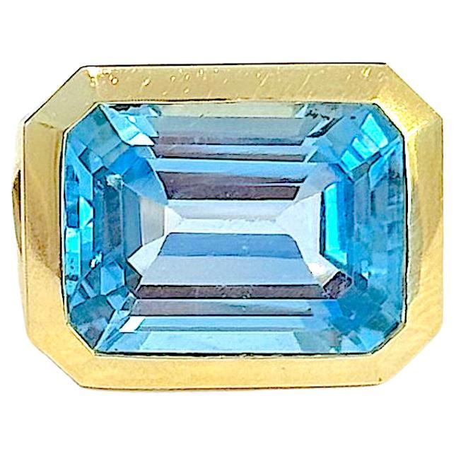 Large bague en or jaune avec topaze bleue taillée en émeraude en vente 6