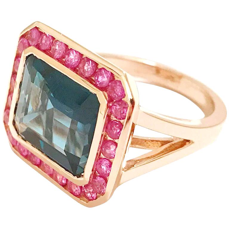 Large bague en or jaune avec topaze bleue taillée en émeraude en vente 8