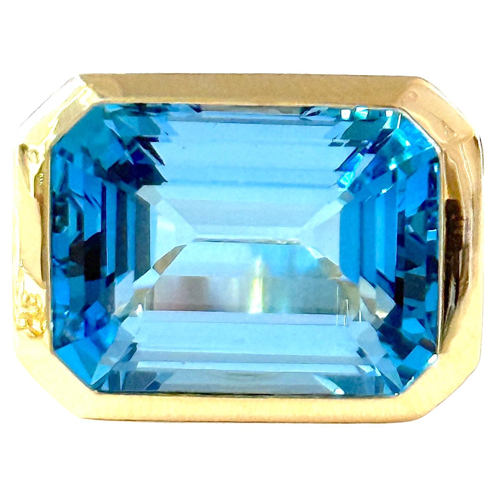 Large bague en or jaune avec topaze bleue taillée en émeraude