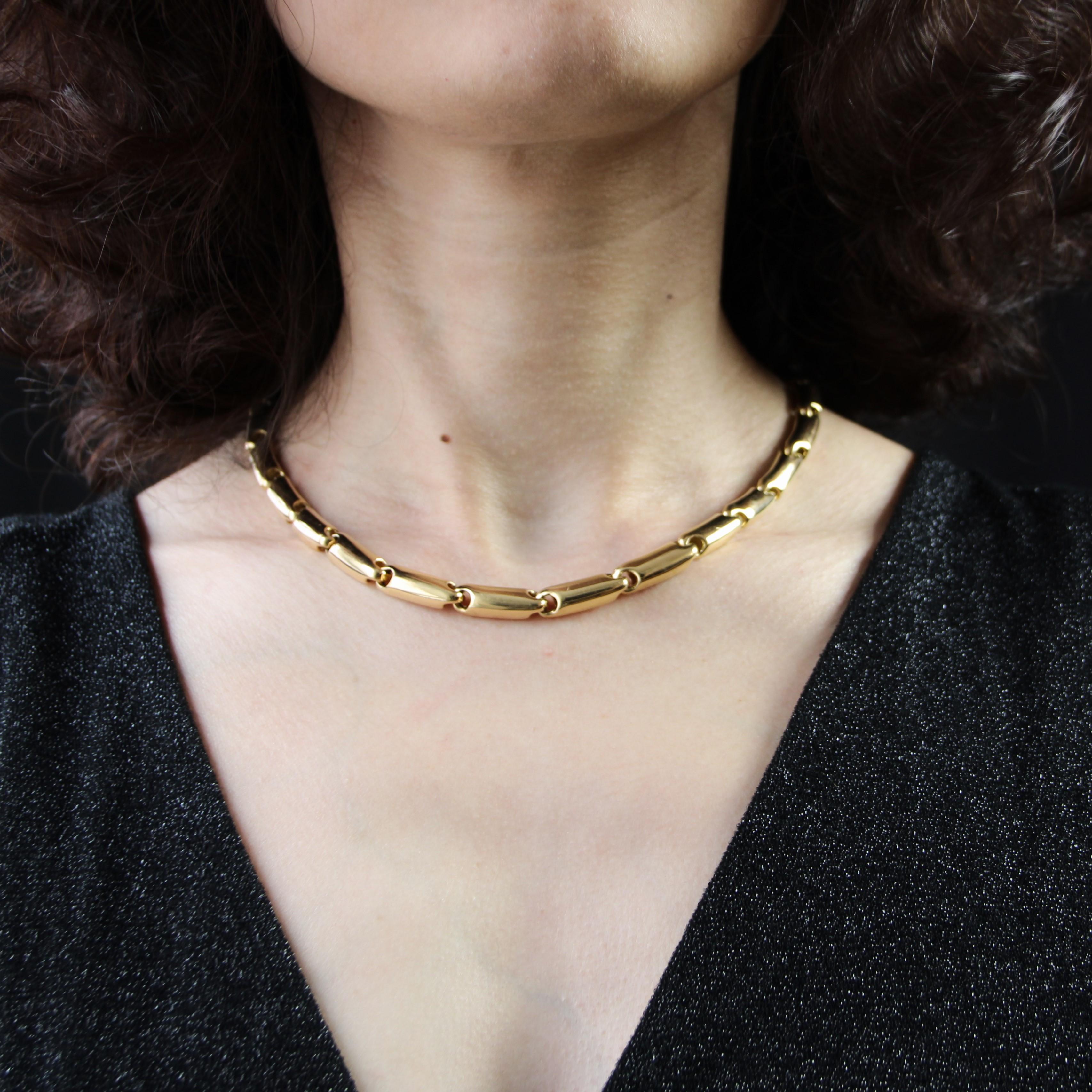 Collana in oro giallo 18 carati, marchio di fabbrica con testa d'aquila. 
Questa collana in oro massiccio è composta da grandi maglie lunghe e articolate che sono a cupola sulla superficie superiore. La chiusura è incorporata nelle maglie finali e
