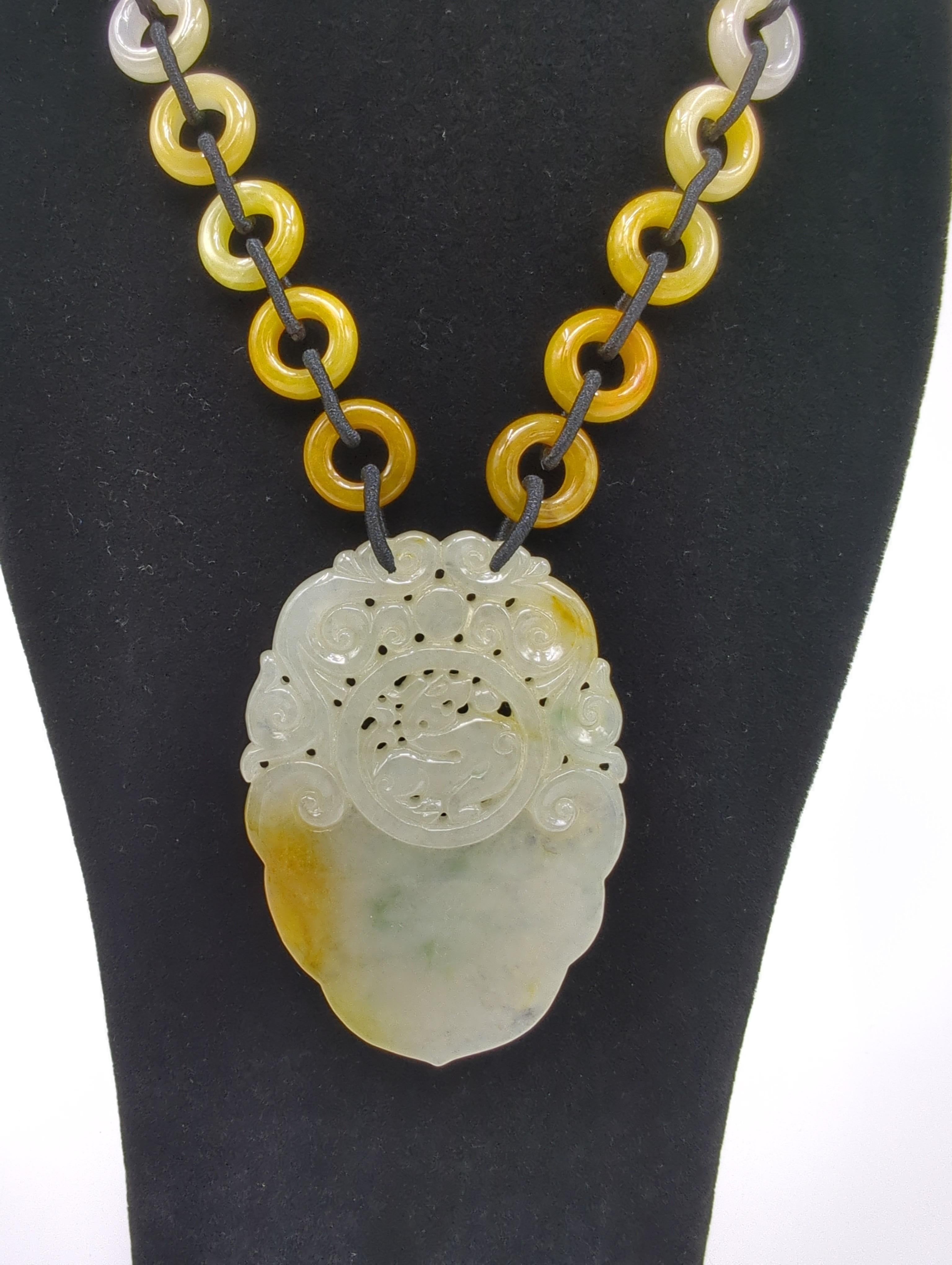 Grand collier pendentif perlé de jadéite jaune avec évaluation par un gemmologue du GIA Excellent état - En vente à Richmond, CA