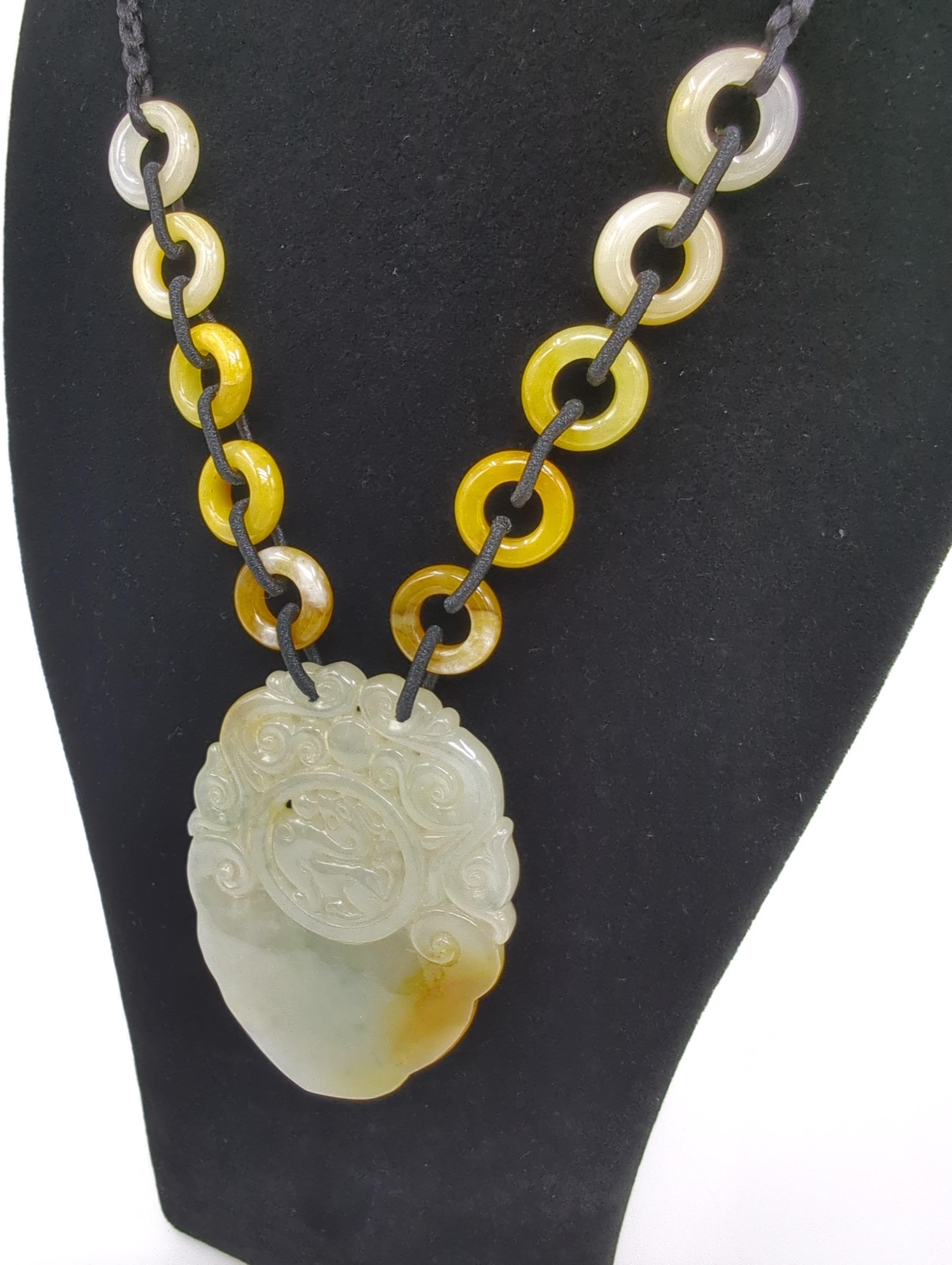 Grand collier pendentif perlé de jadéite jaune avec évaluation par un gemmologue du GIA en vente 2