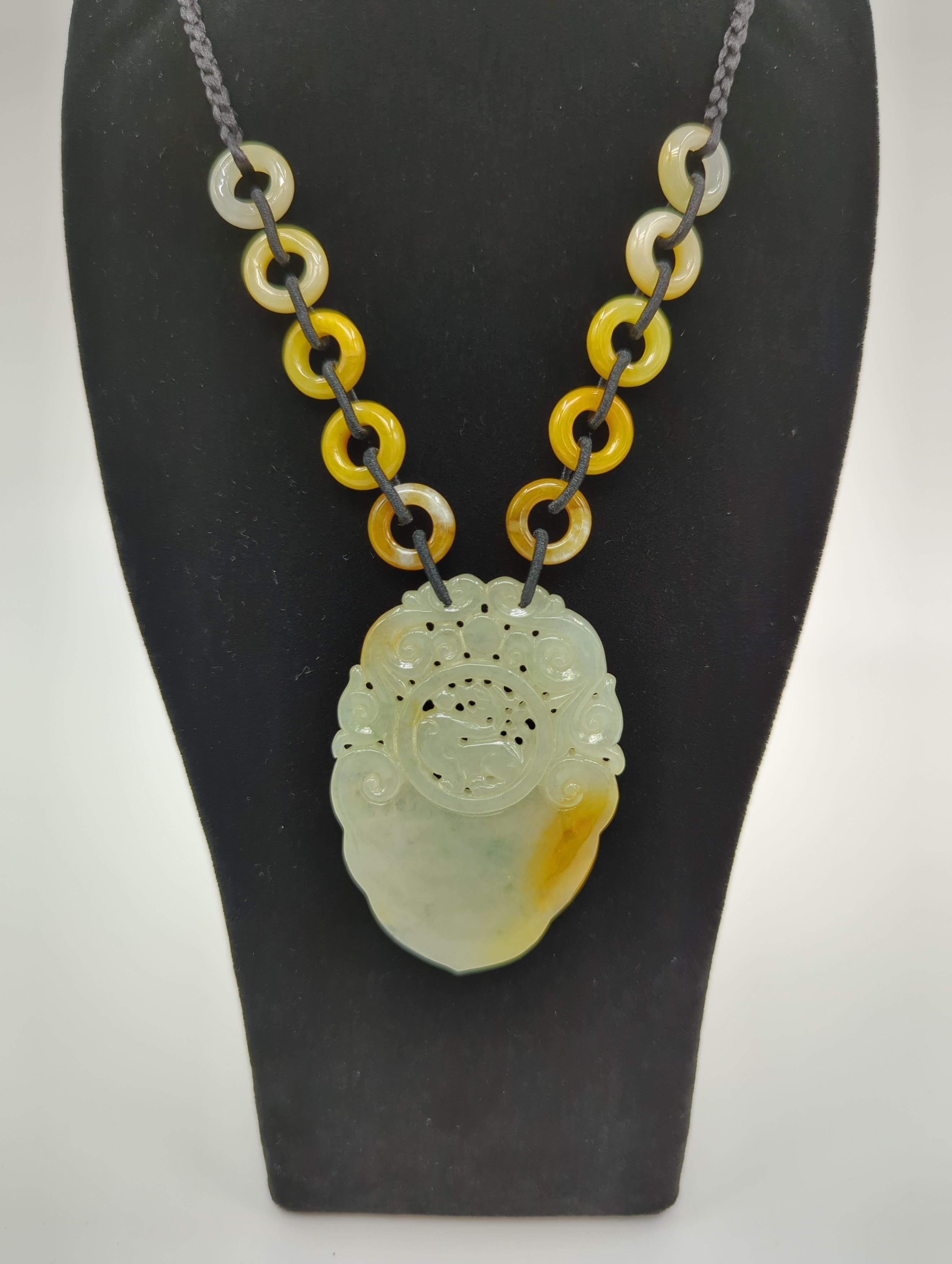 Grand collier pendentif perlé de jadéite jaune avec évaluation par un gemmologue du GIA en vente 3
