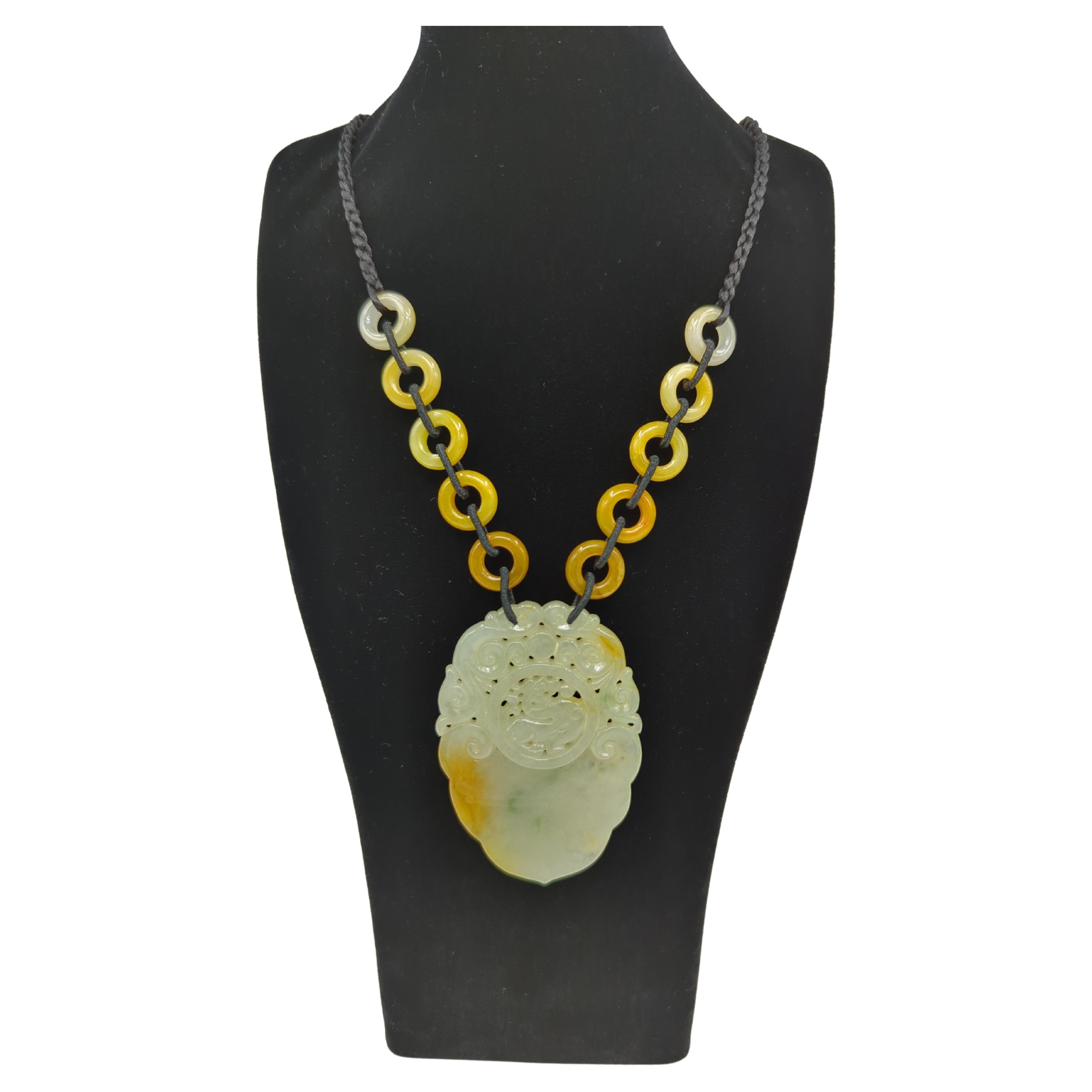 Grand collier pendentif perlé de jadéite jaune avec évaluation par un gemmologue du GIA