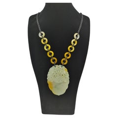 Grand collier pendentif perlé de jadéite jaune avec évaluation par un gemmologue du GIA