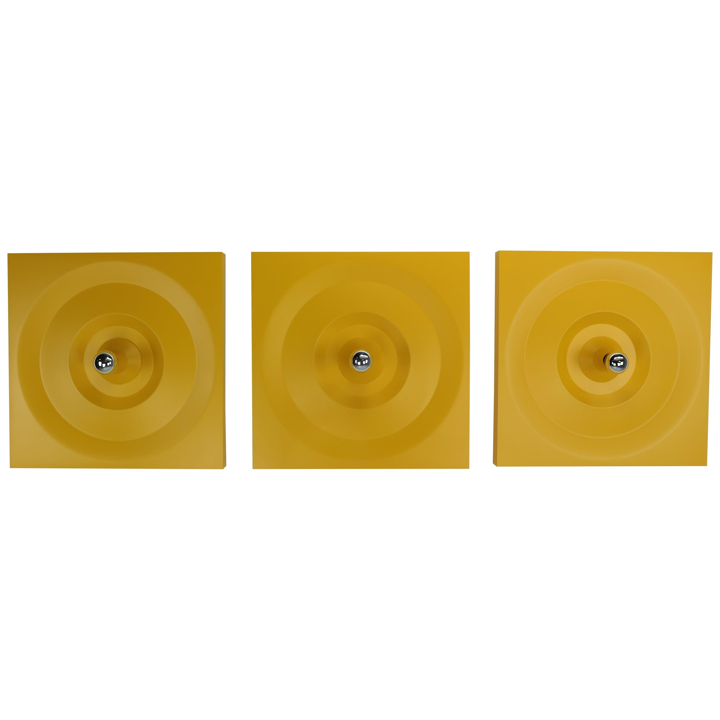 Wall lights designed by Klaus Hempel in the 1970s and produced by Kaiser Leuchten in Germany in the same decade.
This large pieces is made of solid metal and remains with one socket for a bulb in the middle.
Strong yellow tone.
The wall mounting