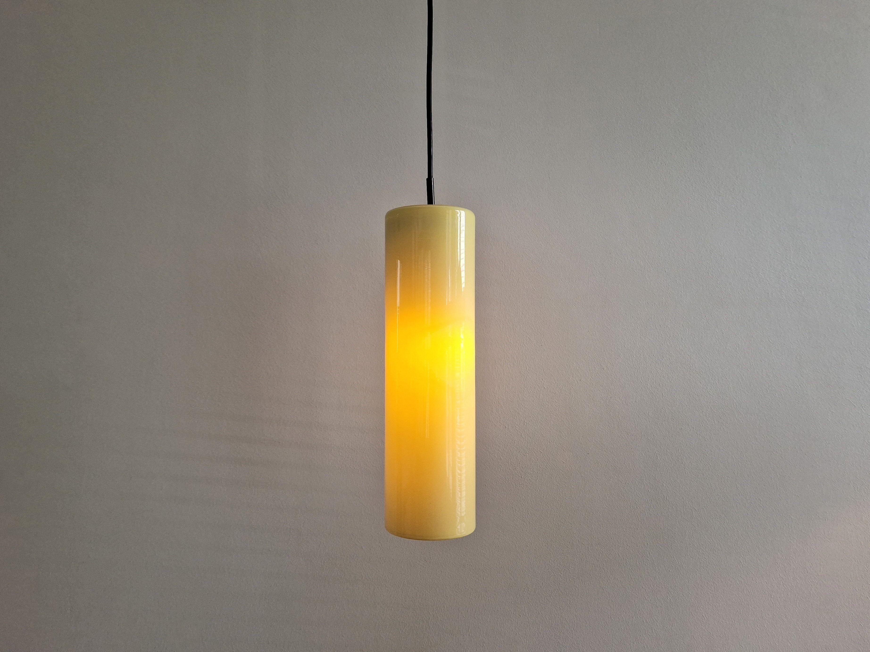 Glass Large yellow Murano glass pendant lamp by Massimo Vignelli for Venini For Sale