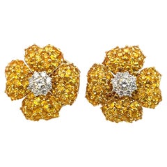 Grandes boucles d'oreilles trèfle en or blanc et jaune 18 carats avec saphirs jaunes et diamants